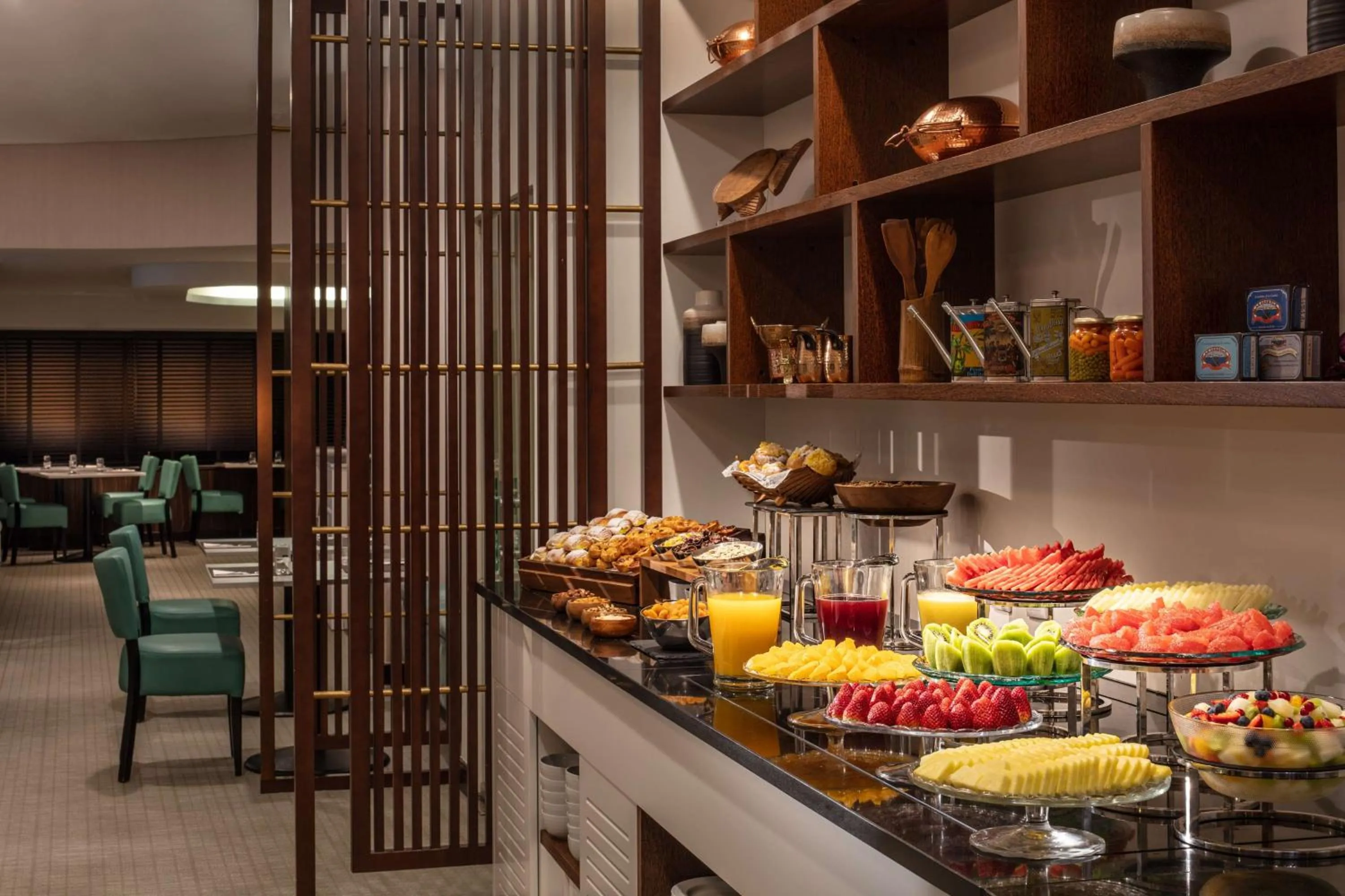 Lounge or bar in Tivoli Oriente Lisboa Hotel