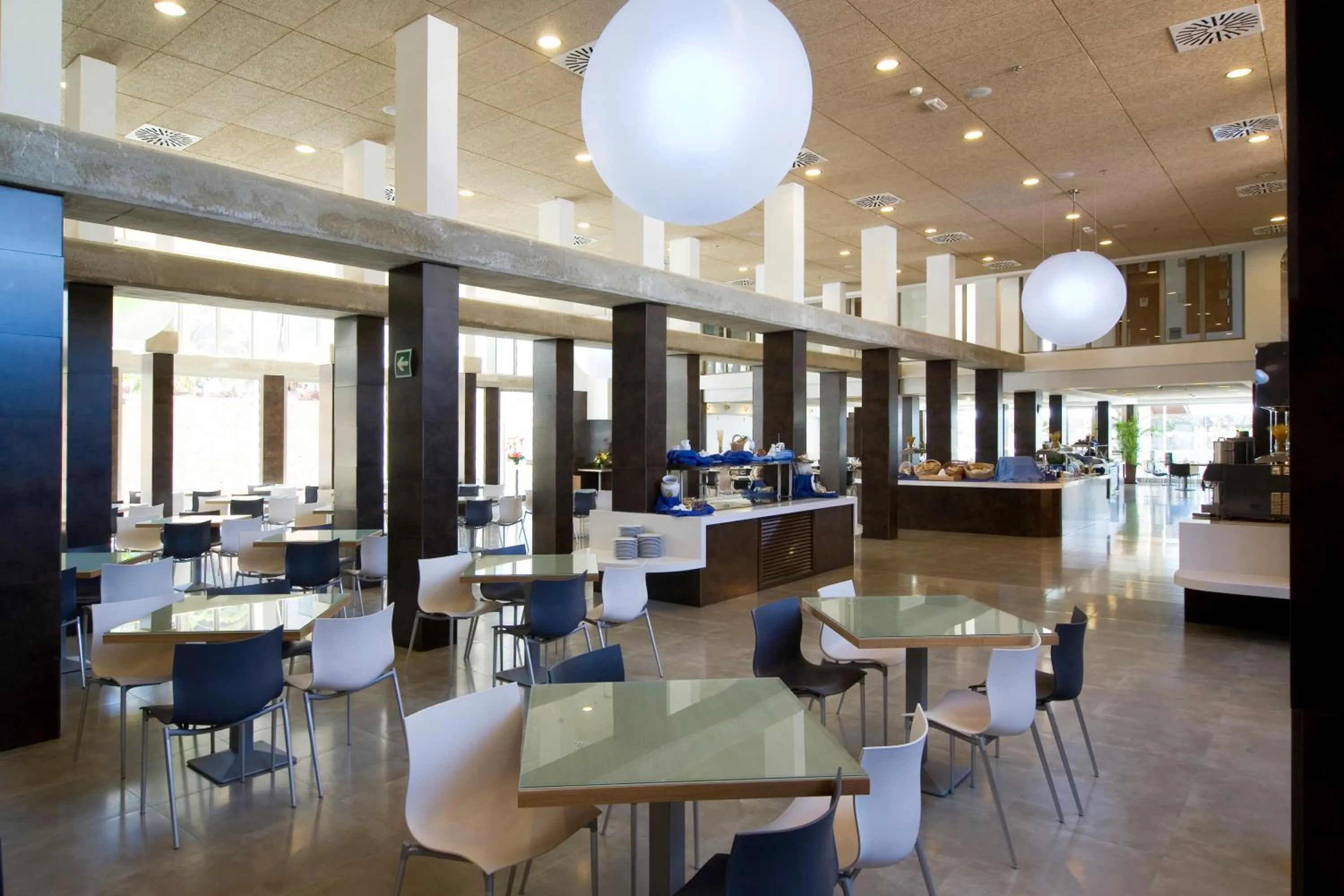 Restaurant/places to eat in R2 Romantic Fantasia Suites - Adults Only