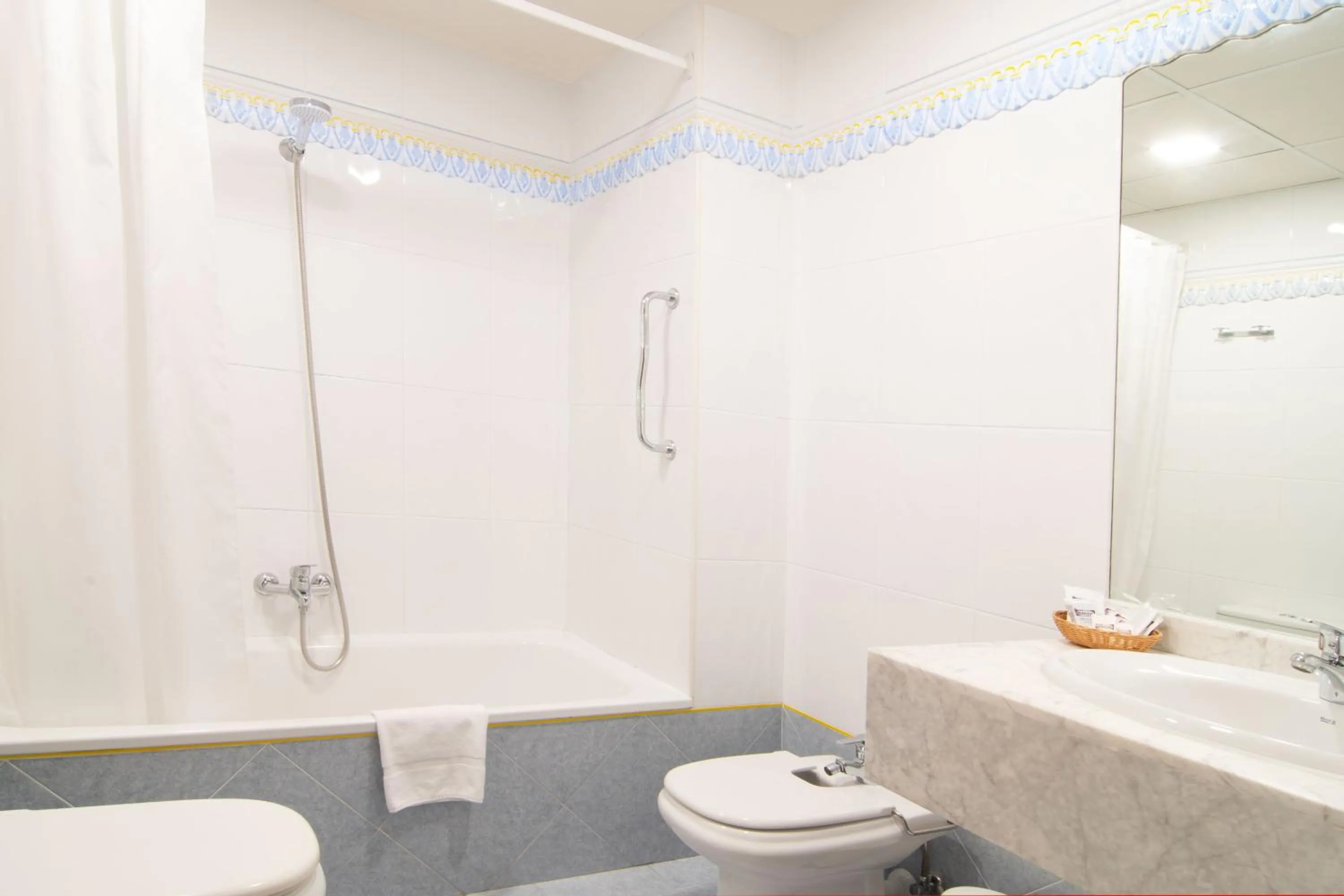 Shower in Hotel Beratxa