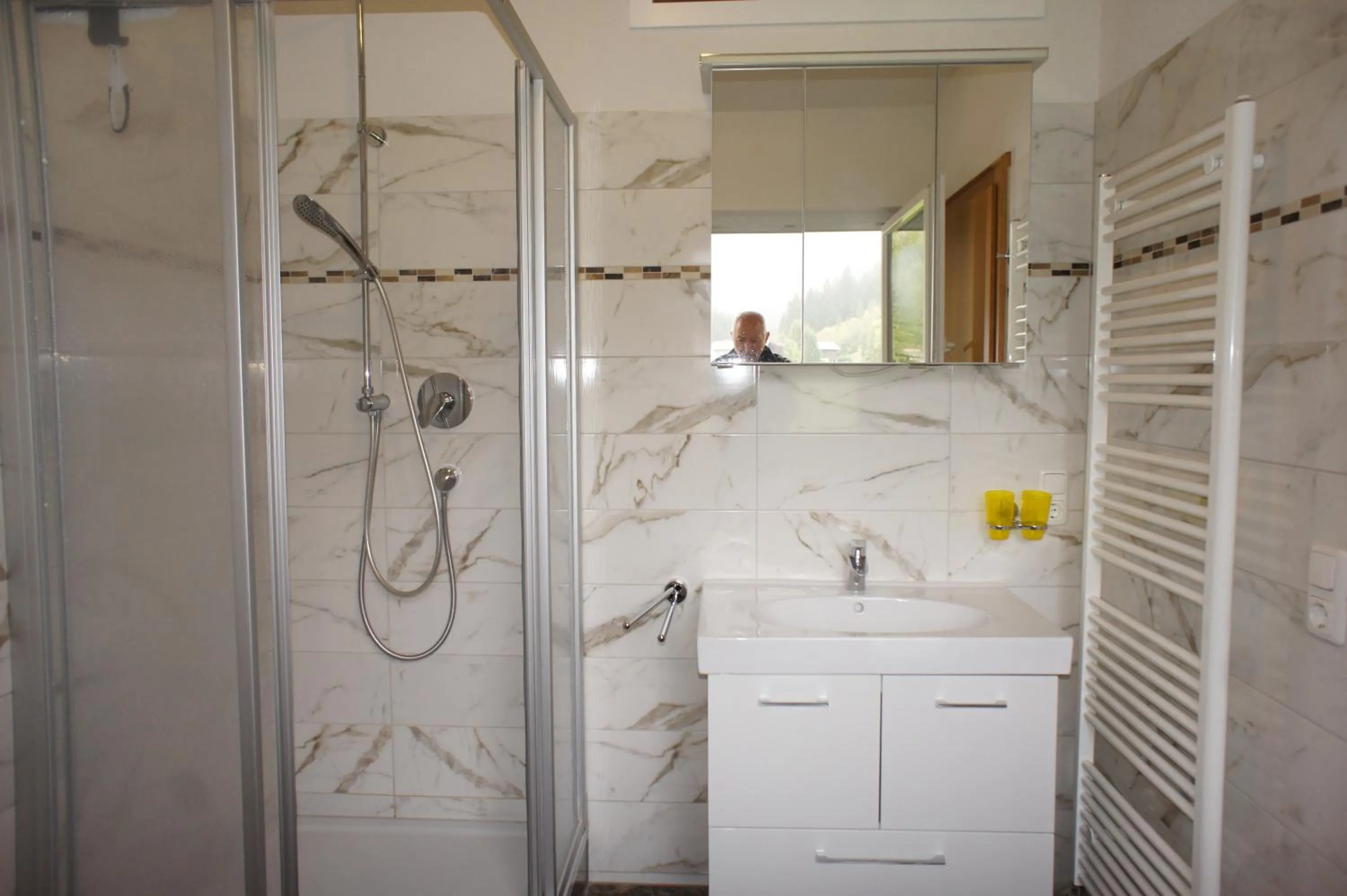 Shower in Appartements Gärtner