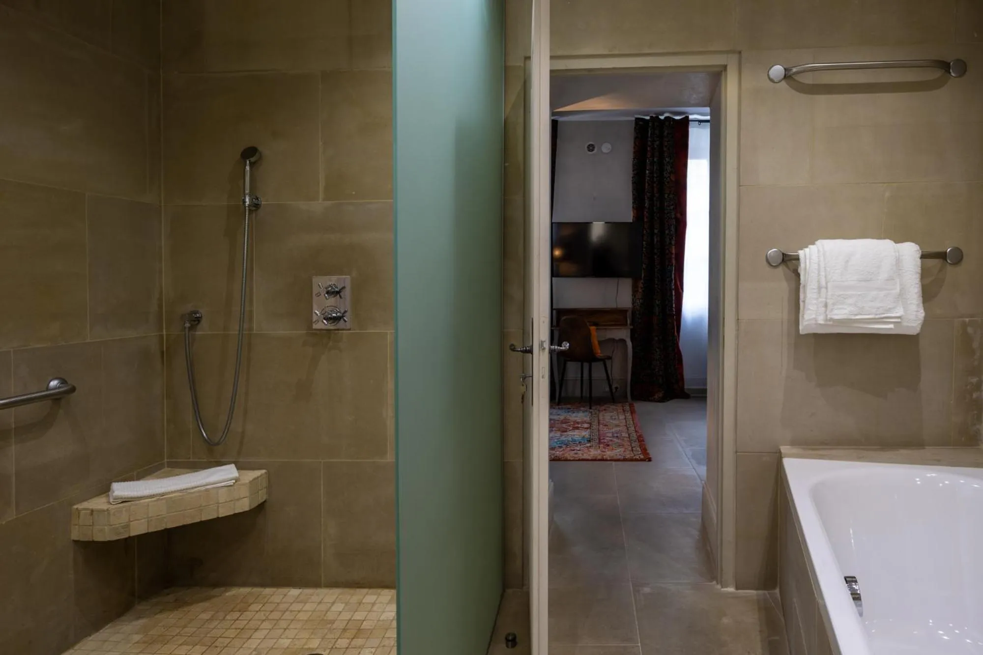 Shower in Le Clos Violette et Le 11 D'Aglaé - Appart' Hôtel de Charme Design de Luxe