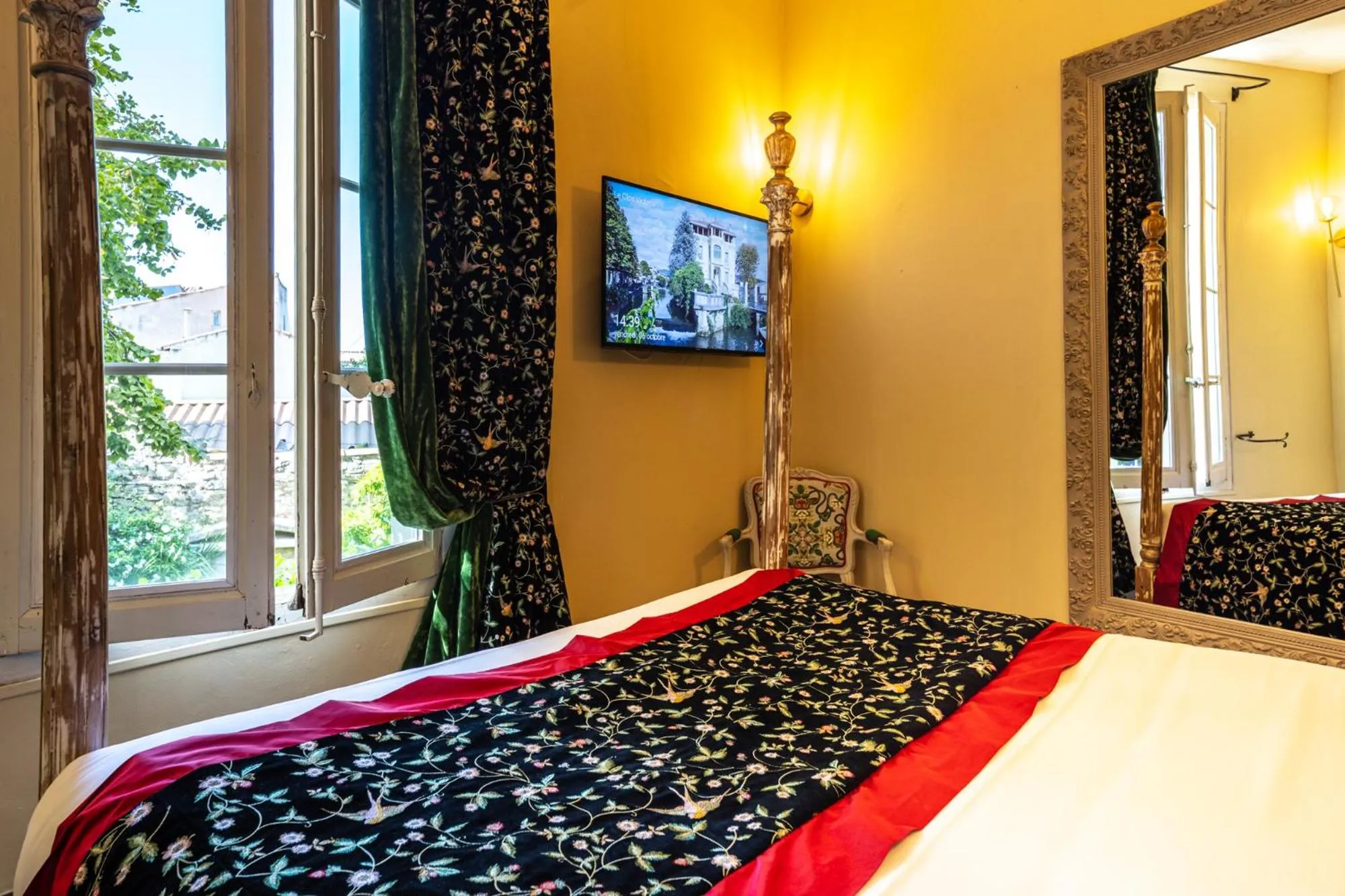 Bed in Le Clos Violette et Le 11 D'Aglaé - Appart' Hôtel de Charme Design de Luxe