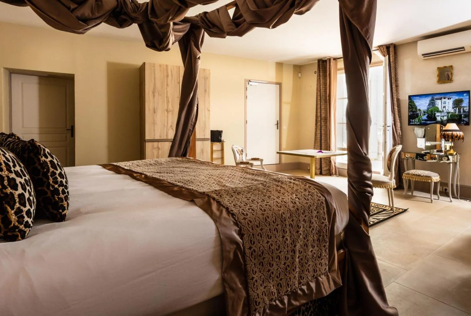 Bedroom, Bed in Le Clos Violette et Le 11 D'Aglaé - Appart' Hôtel de Charme Design de Luxe