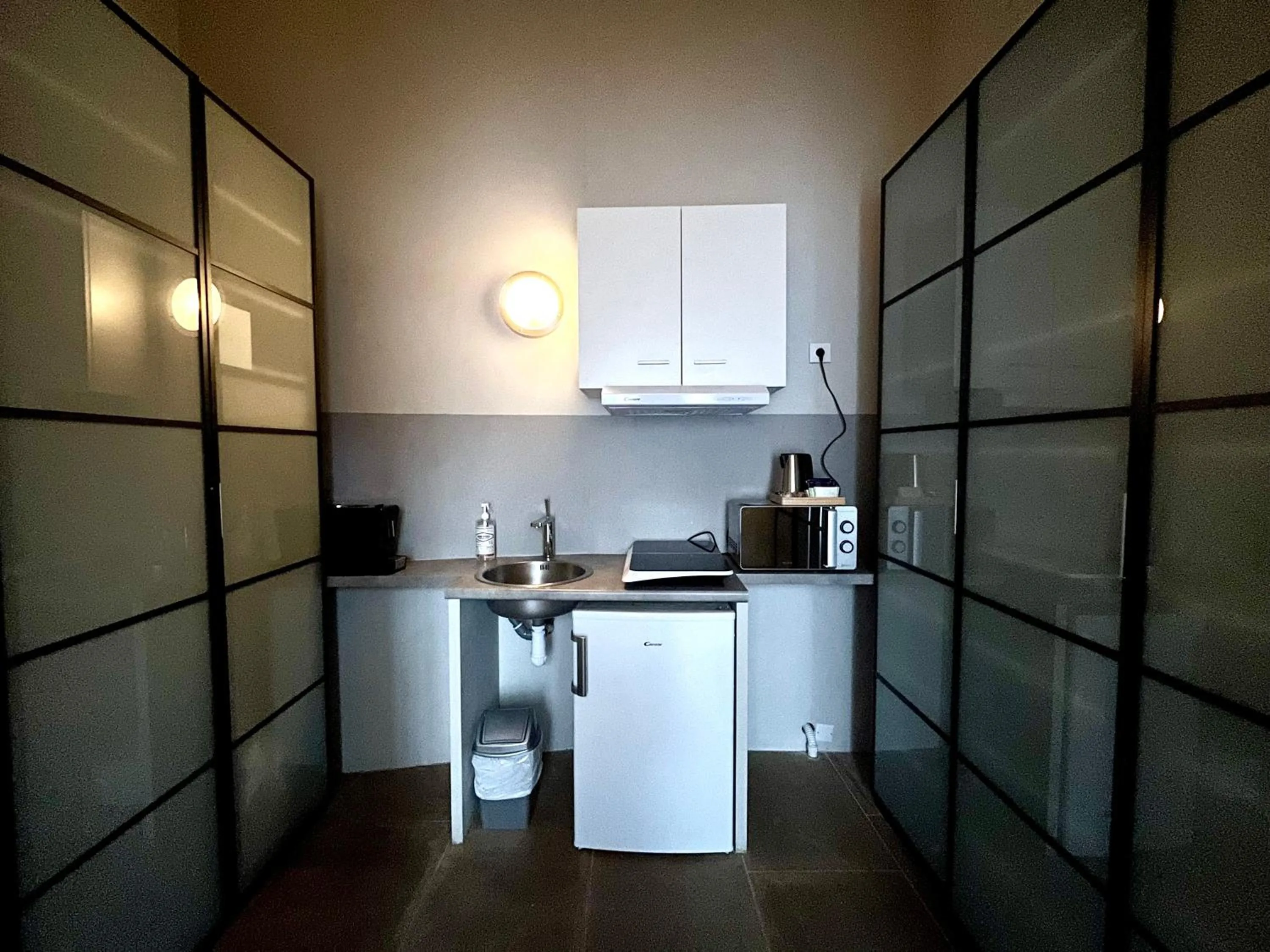 Kitchen or kitchenette in Le Clos Violette et Le 11 D'Aglaé - Appart' Hôtel de Charme Design de Luxe