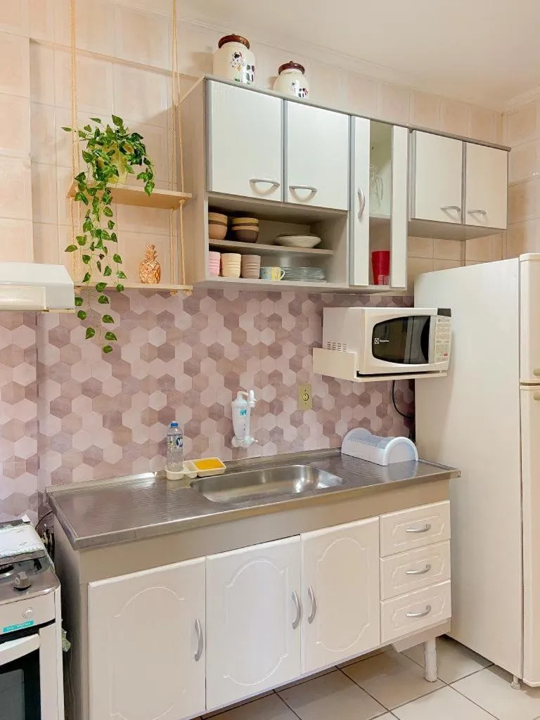 Kitchen or kitchenette in Apto lindo e aconchegante com piscina 202A