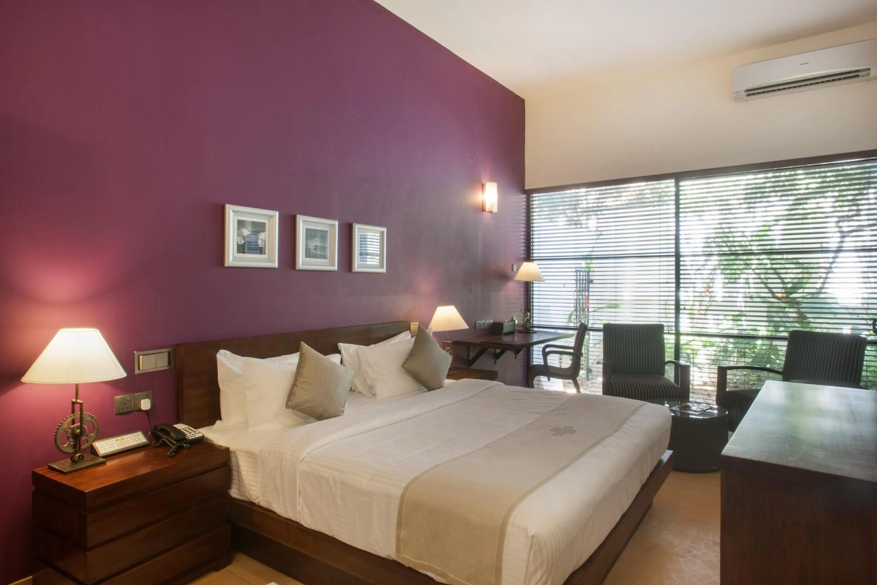 Bed in Colombo Court Hotel & Spa