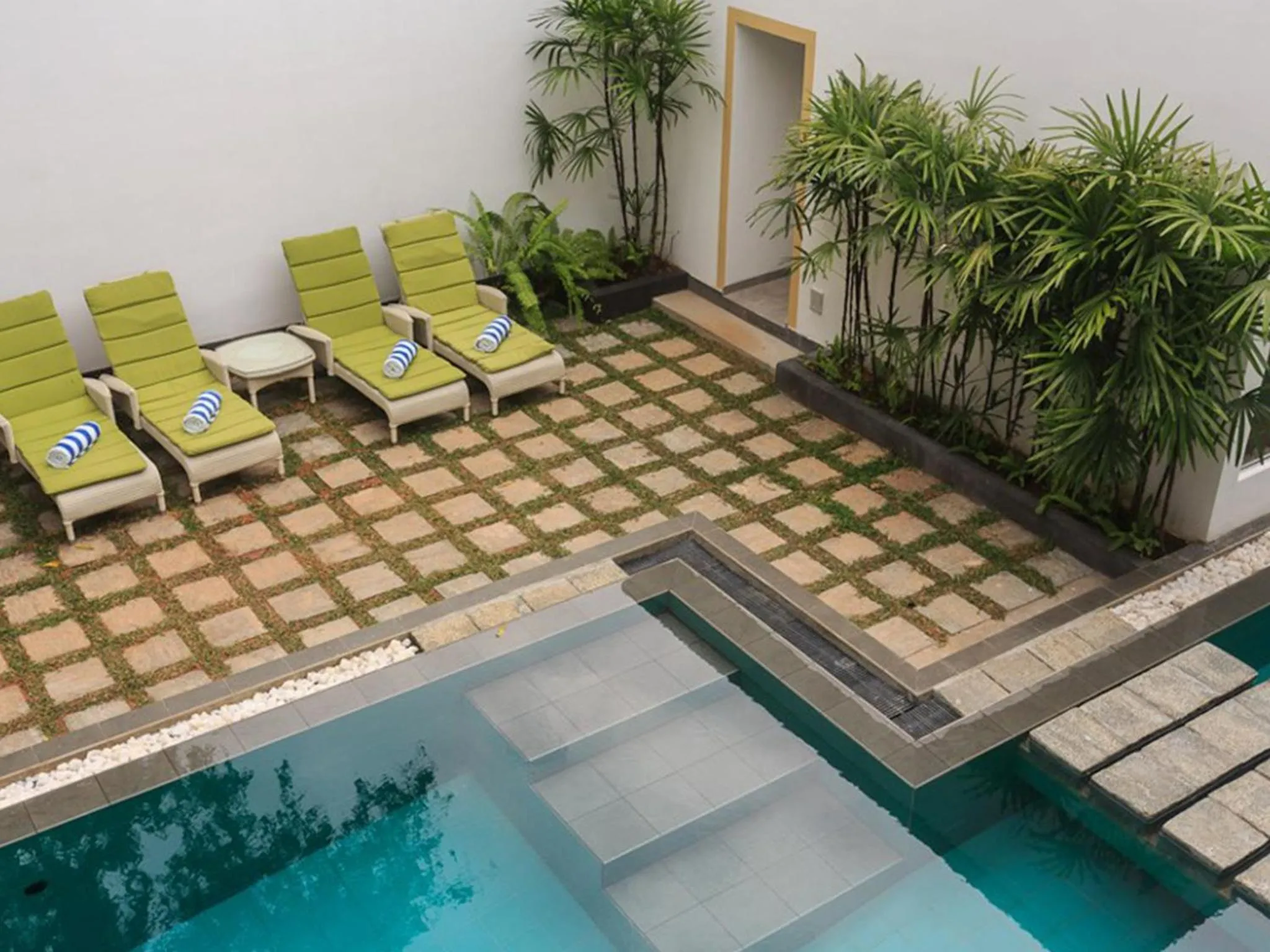 Swimming pool in Colombo Court Hotel & Spa