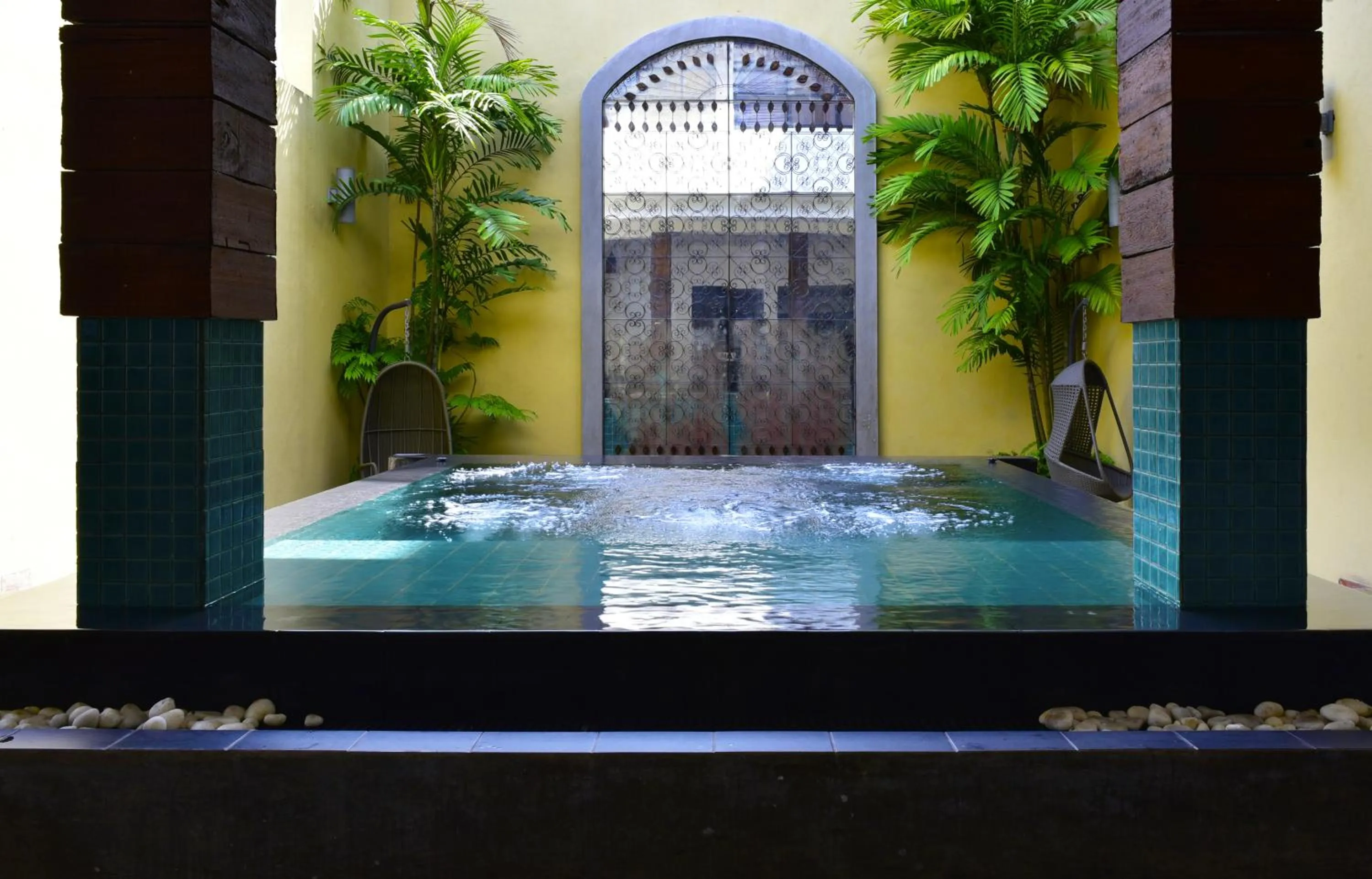 Swimming pool in Colombo Court Hotel & Spa