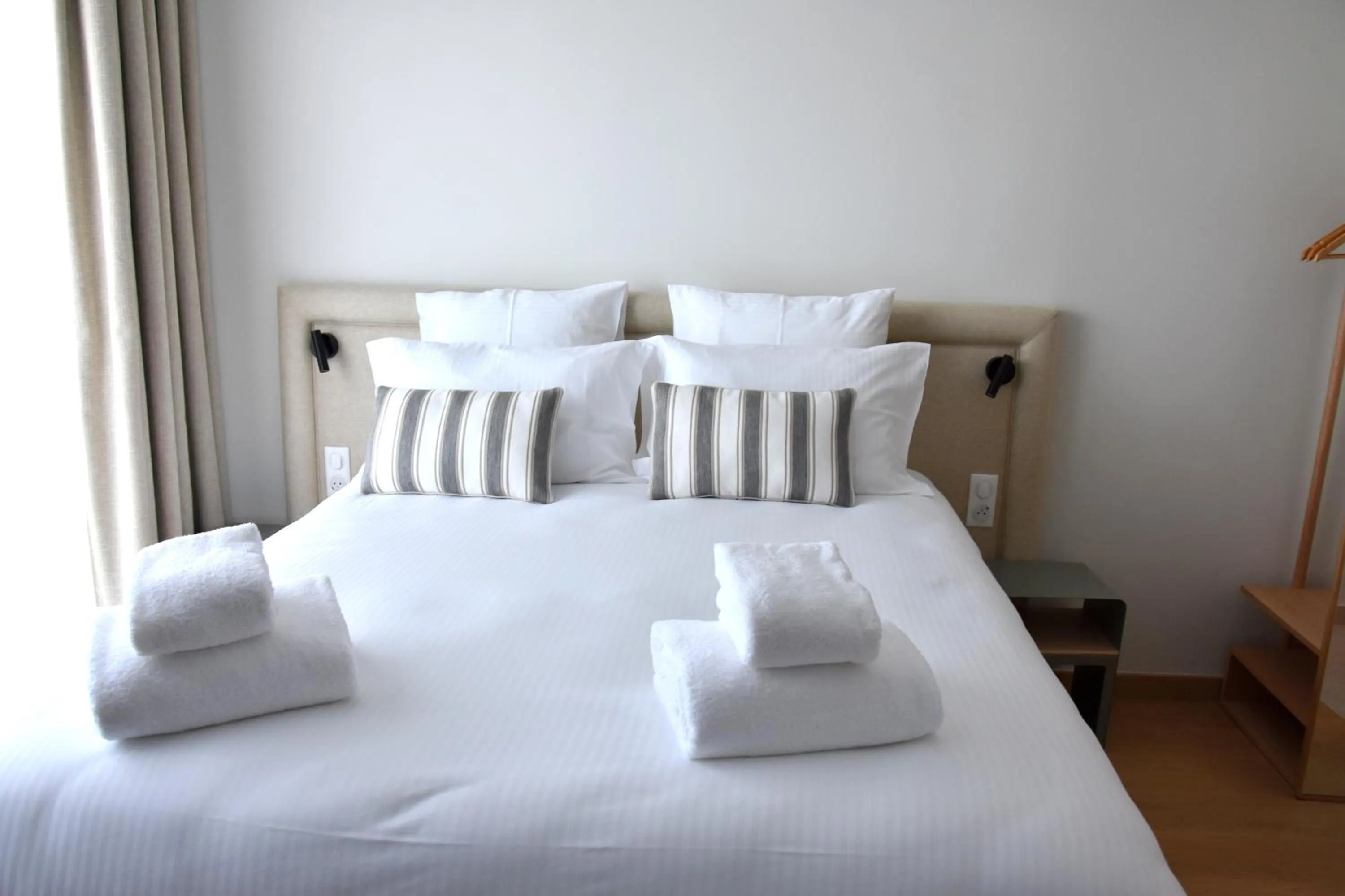 Bed in LOGIS Hotel Restaurant Le KALLISTE