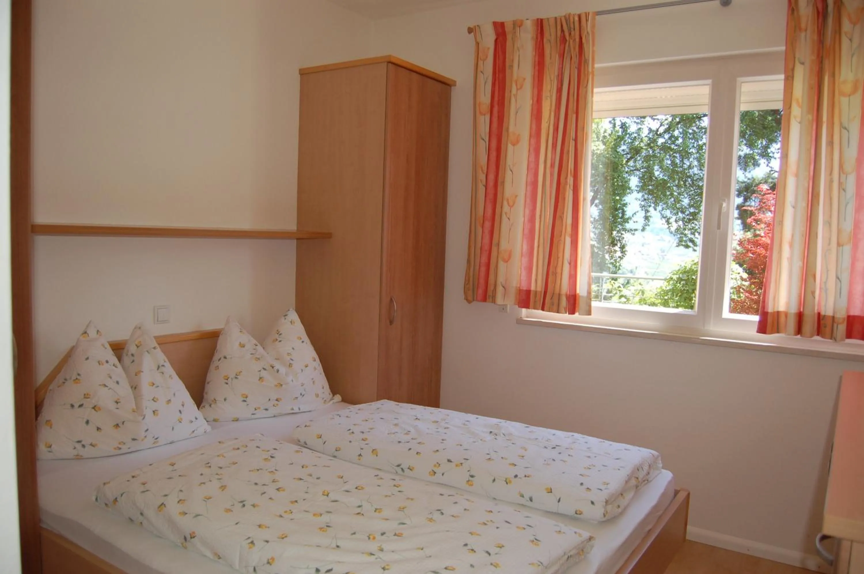 Photo of the whole room, Bed in Appartementhaus Am Waalweg