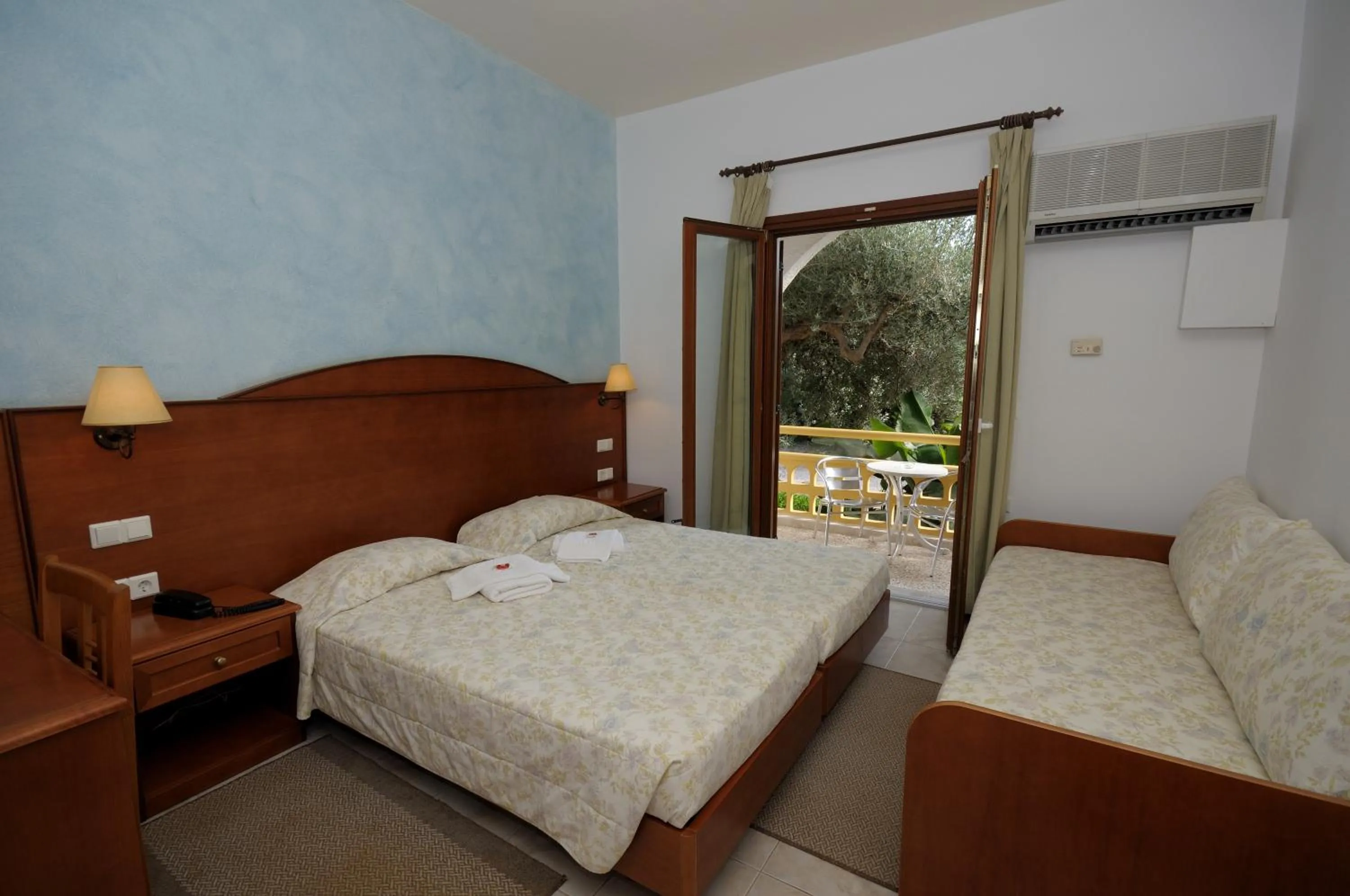 Garden, Bed in Hotel Marina Village