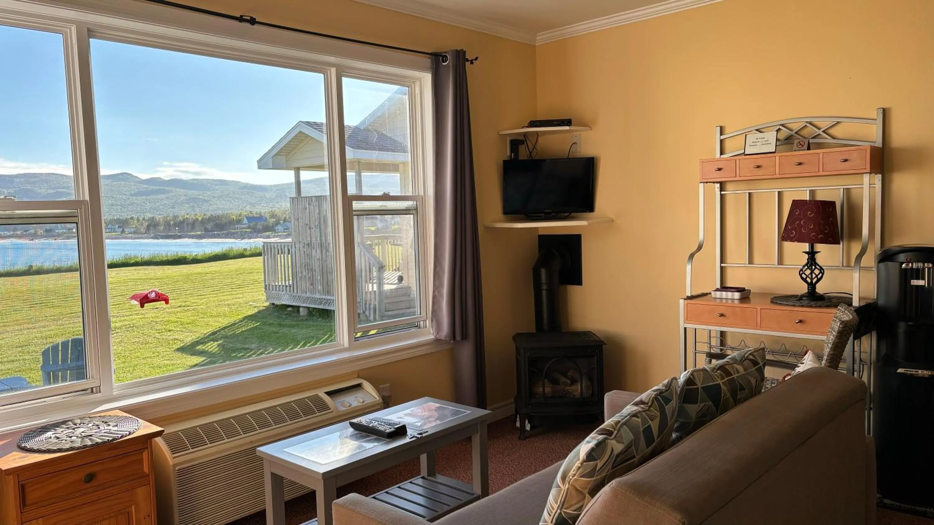 Seascape Coastal Retreat - 2 ADULTS ONLY - HOT TUB AND WITHOUT HOT TUB OCEANFRONT PROPERTY