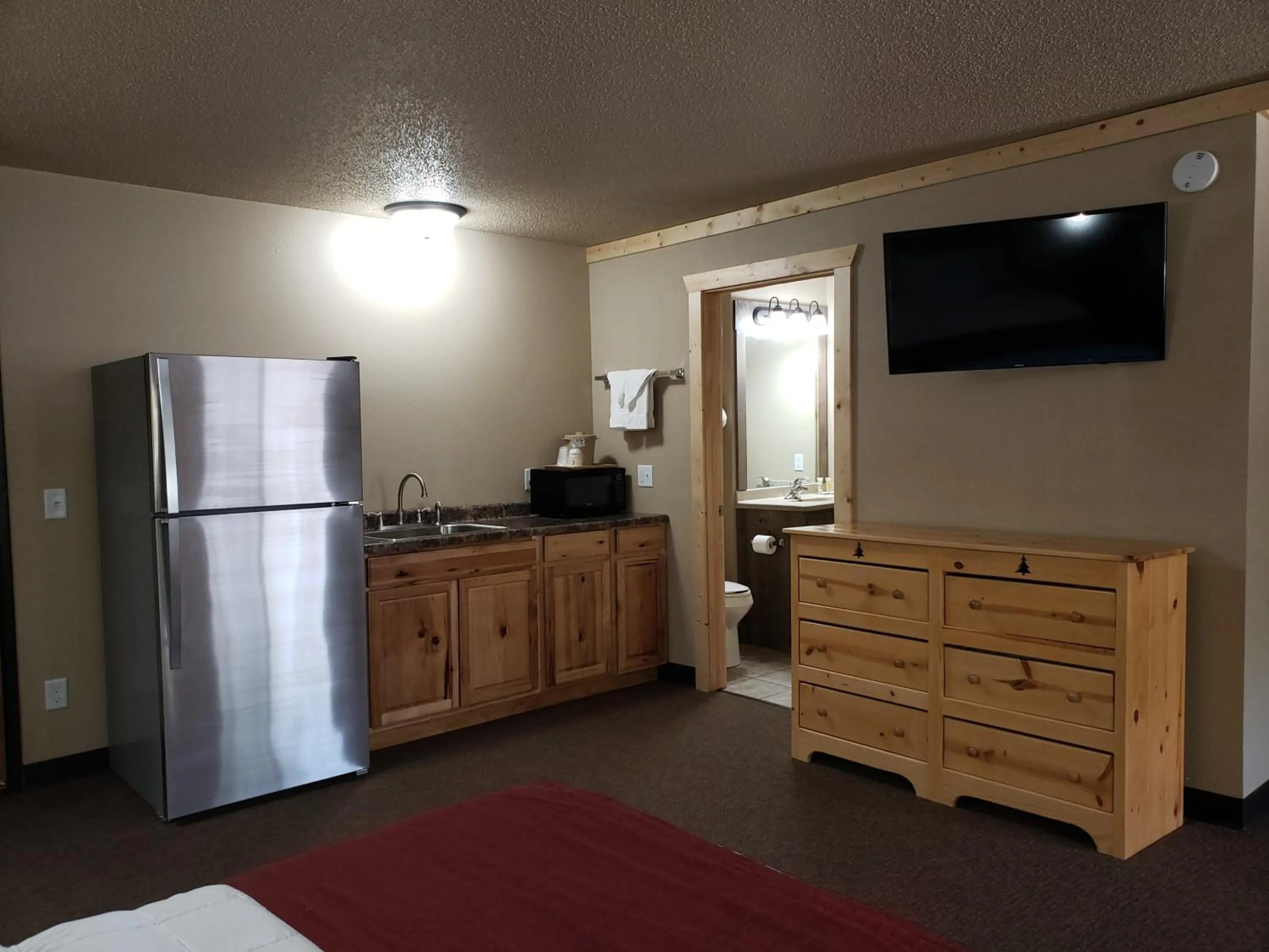 Kitchen or kitchenette, Bed in Woodside Dells Hotel & Suites