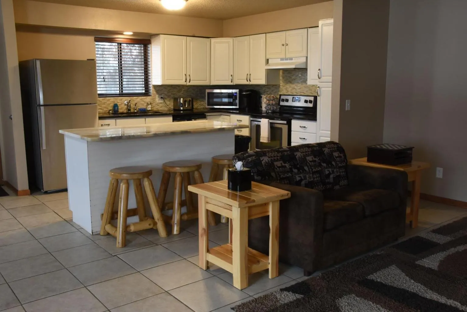 Kitchen or kitchenette in Woodside Dells Hotel & Suites