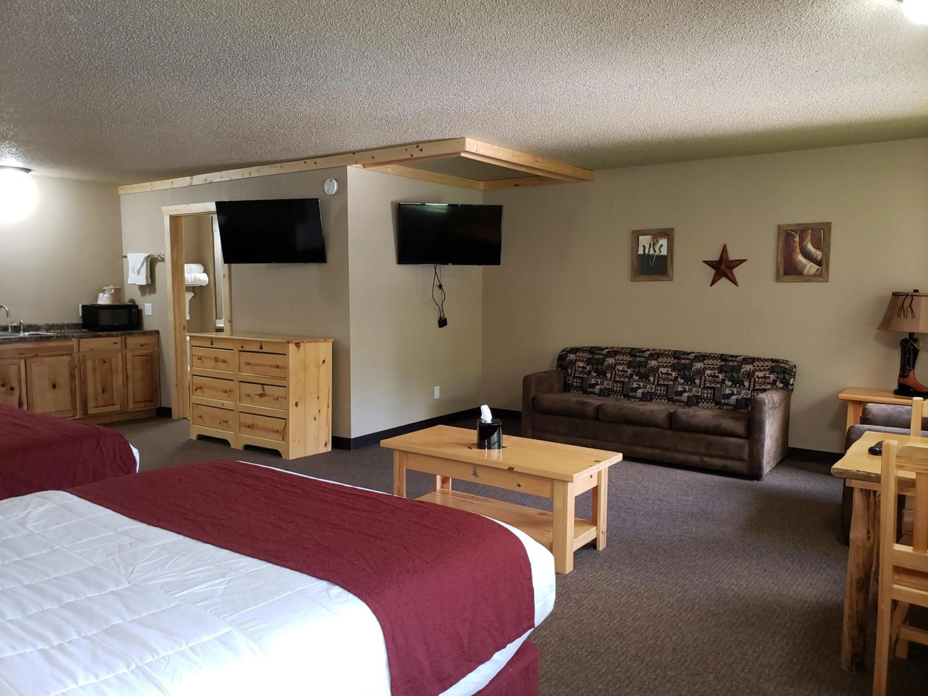 Photo of the whole room, Bed in Woodside Dells Hotel & Suites