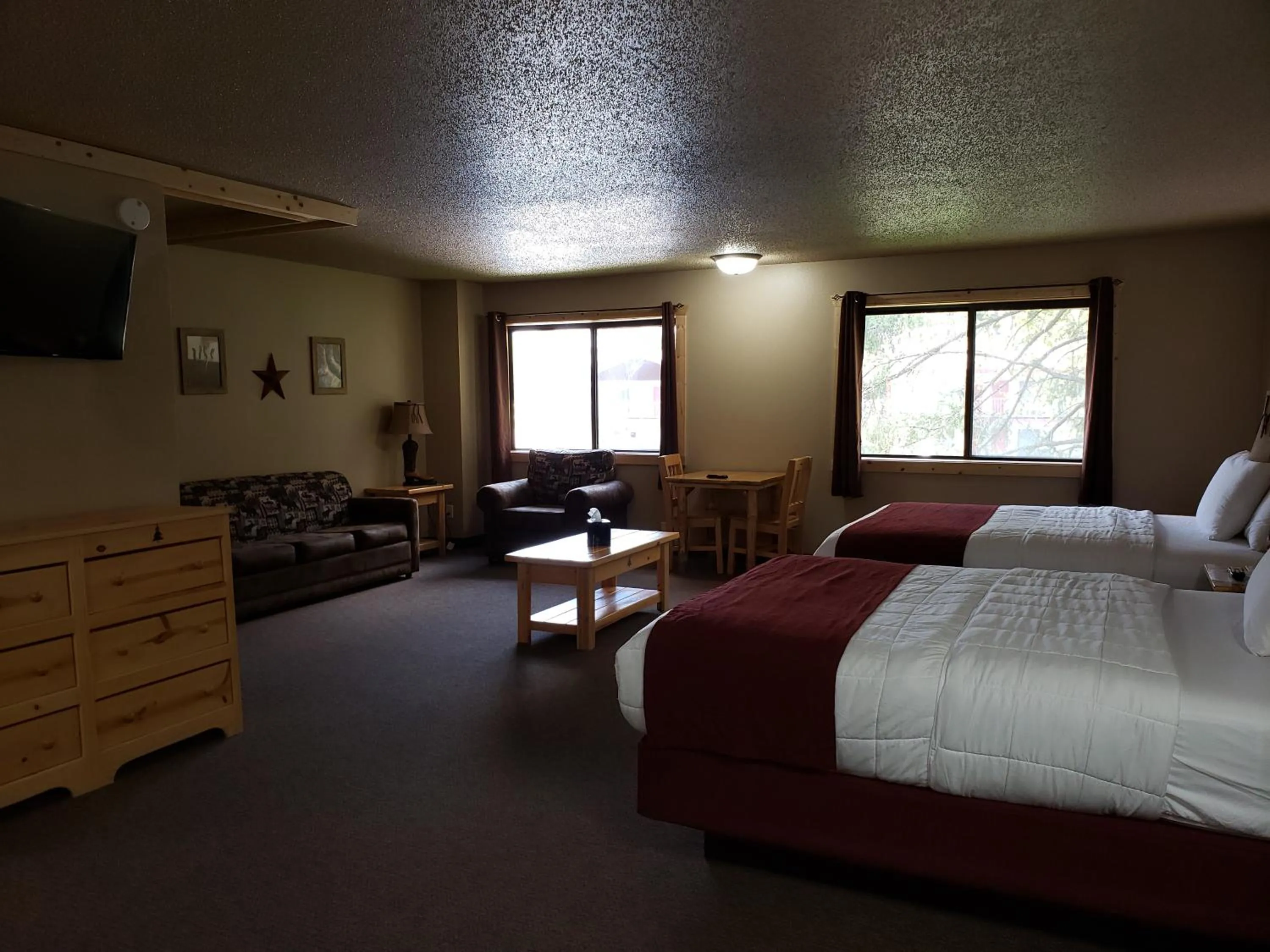 Photo of the whole room, Bed in Woodside Dells Hotel & Suites