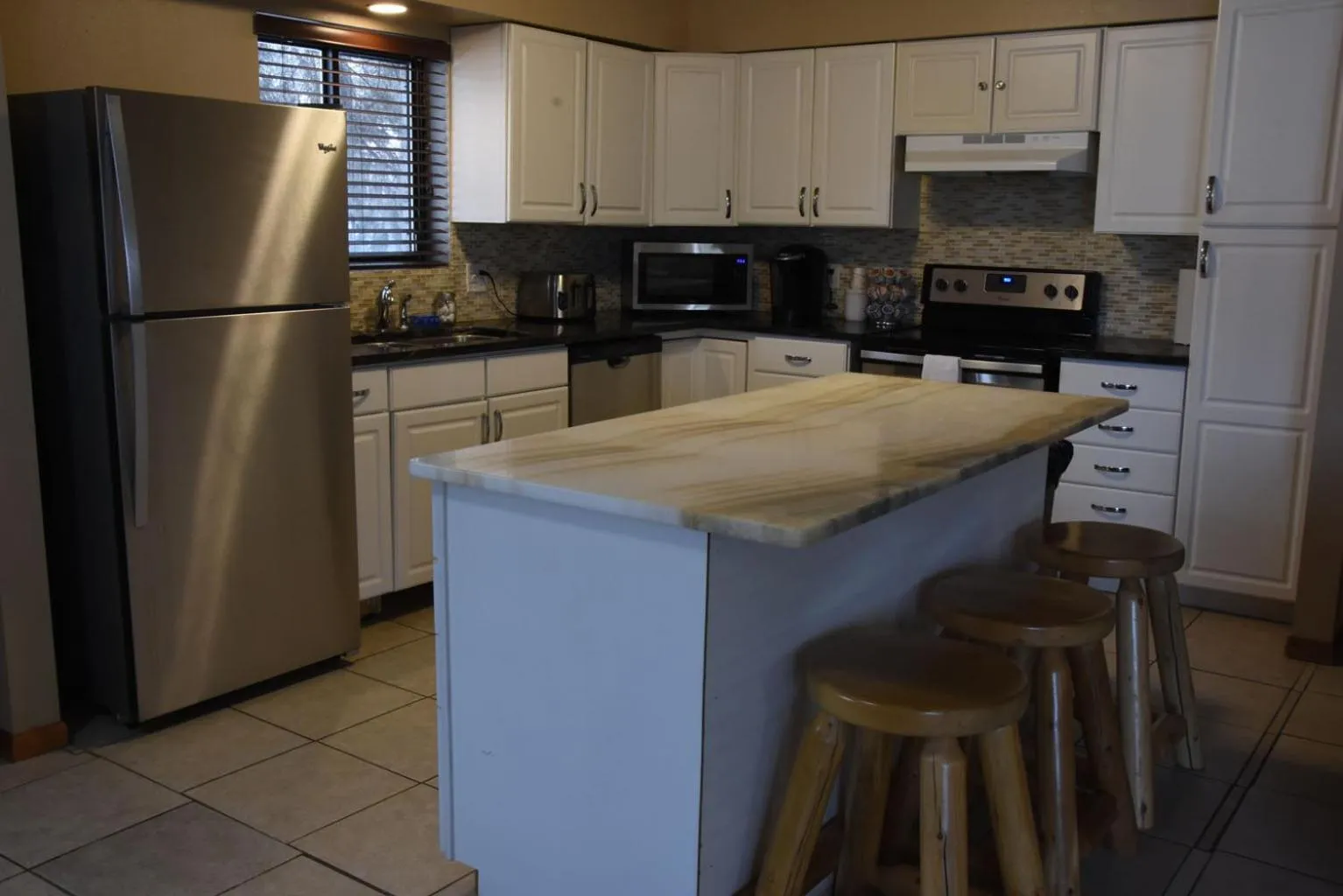 Kitchen or kitchenette in Woodside Dells Hotel & Suites