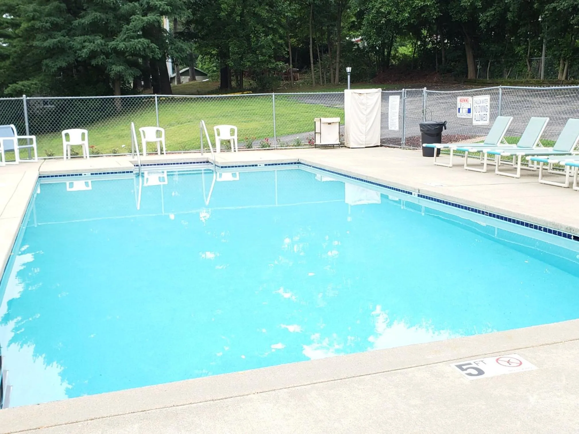 Swimming pool in Woodside Dells Hotel & Suites