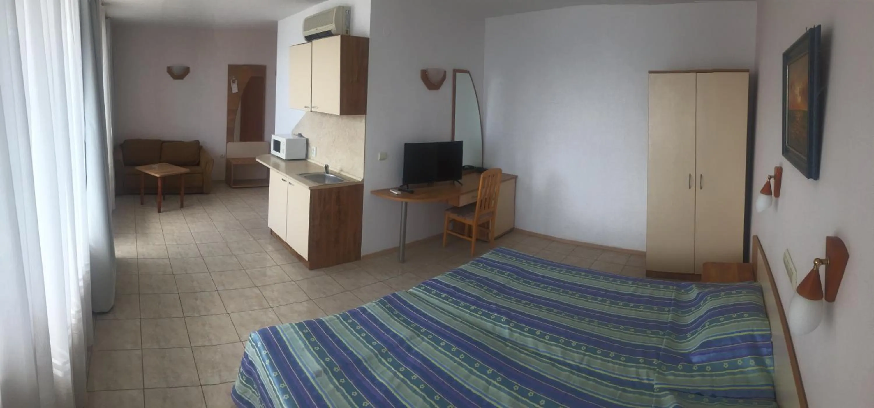 Bed in Hotel Oasis - Beach Access