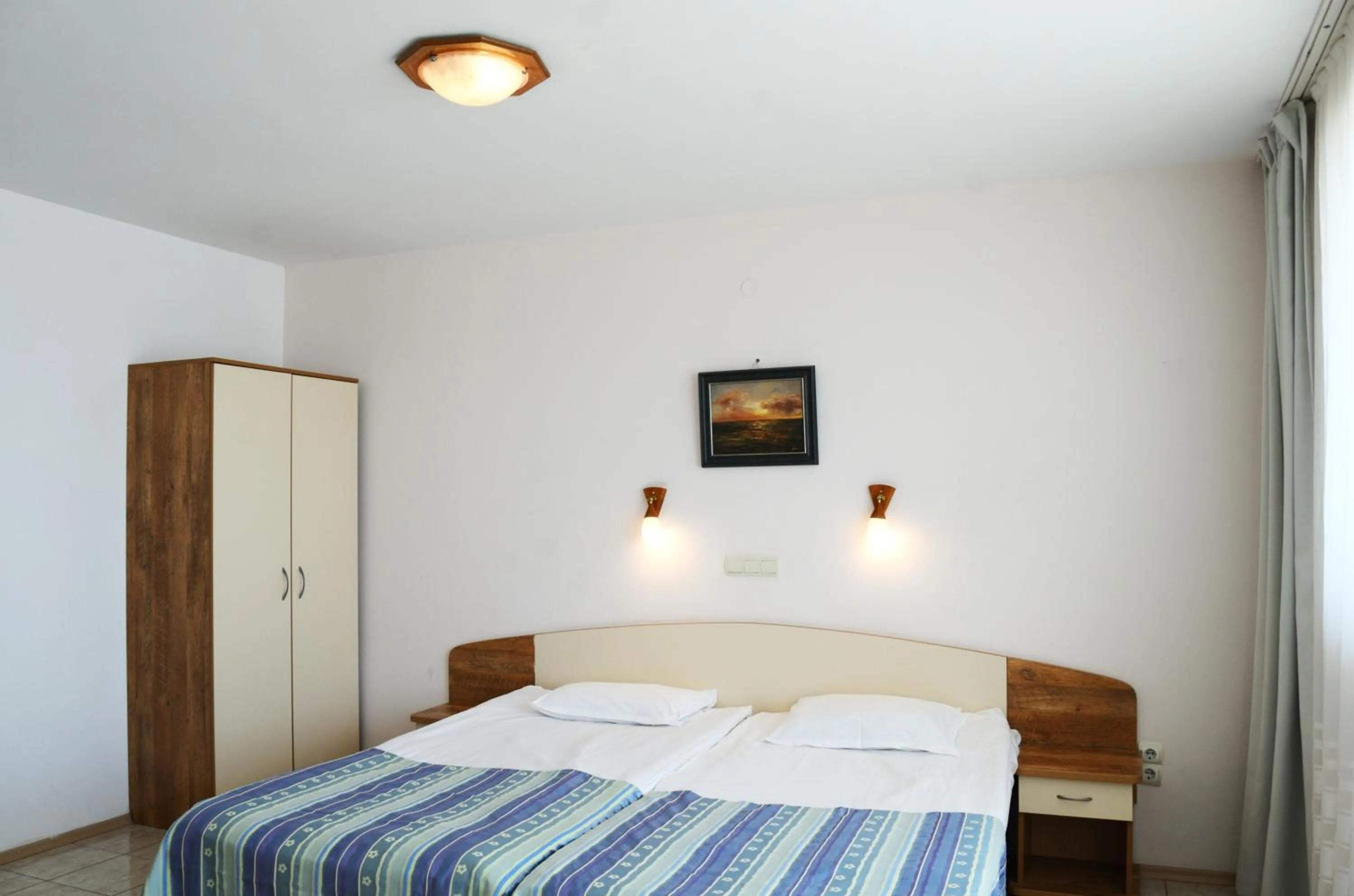 Bed in Hotel Oasis - Beach Access