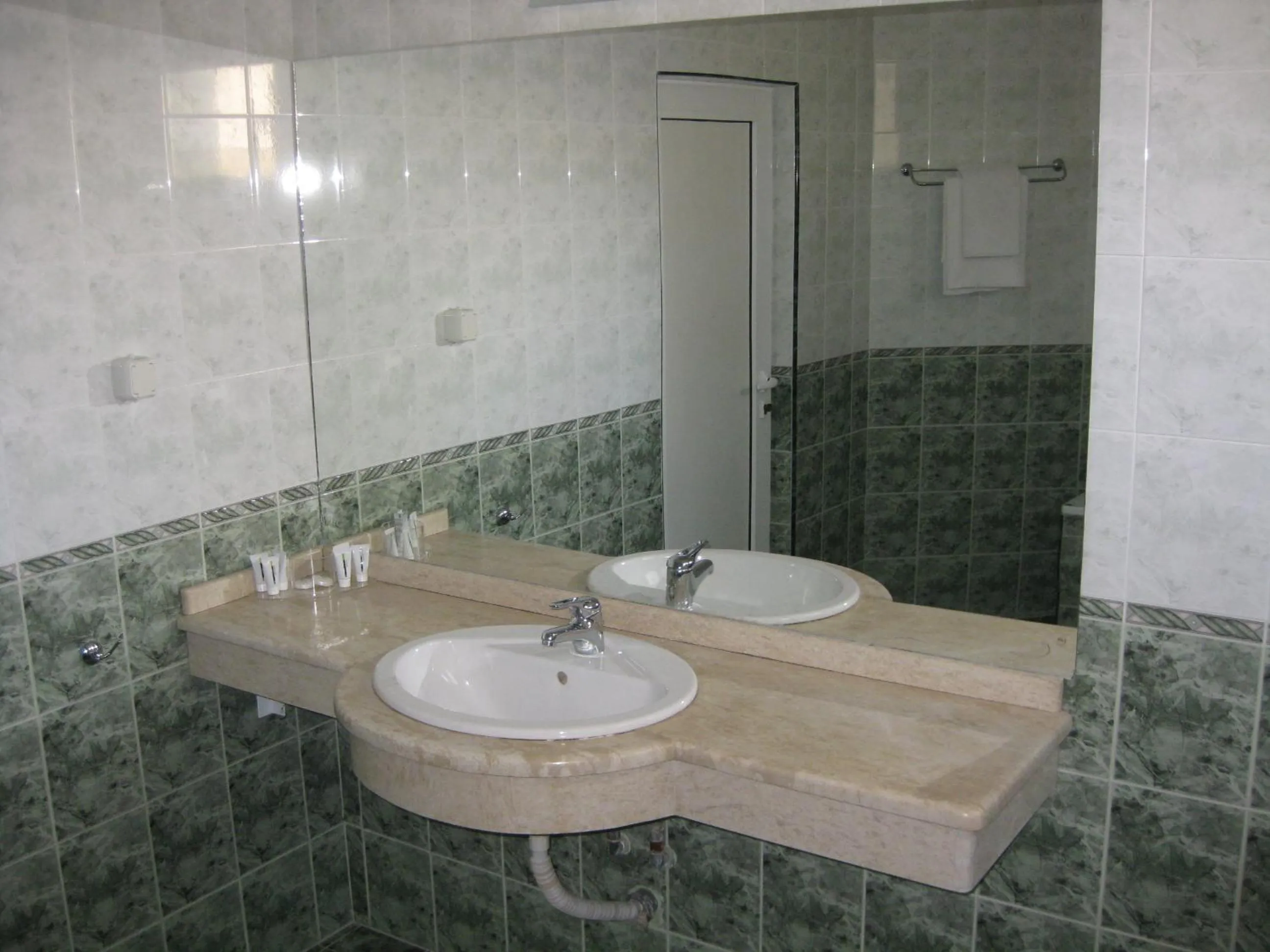 Bathroom in Hotel Oasis - Beach Access