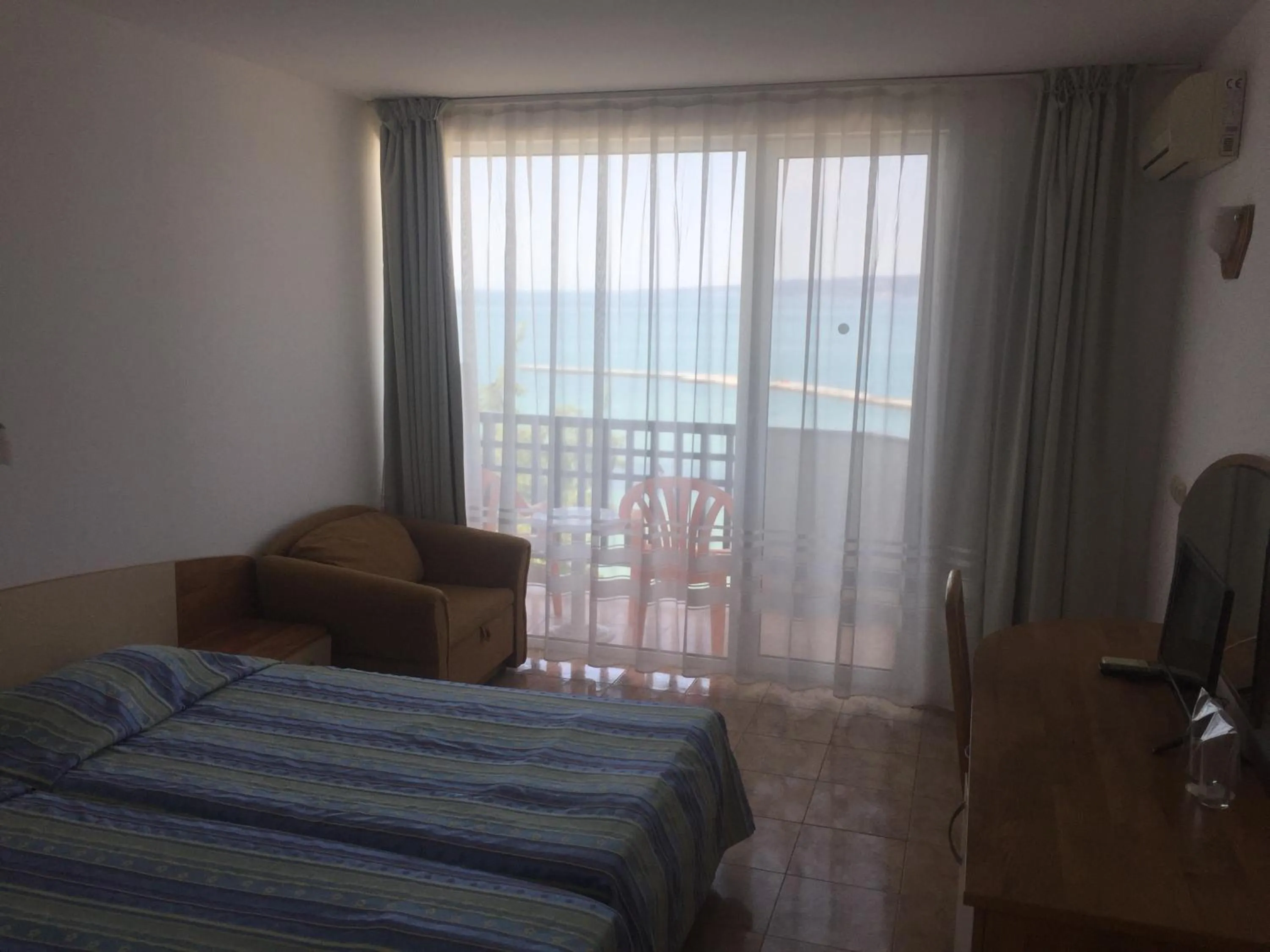 Bed in Hotel Oasis - Beach Access