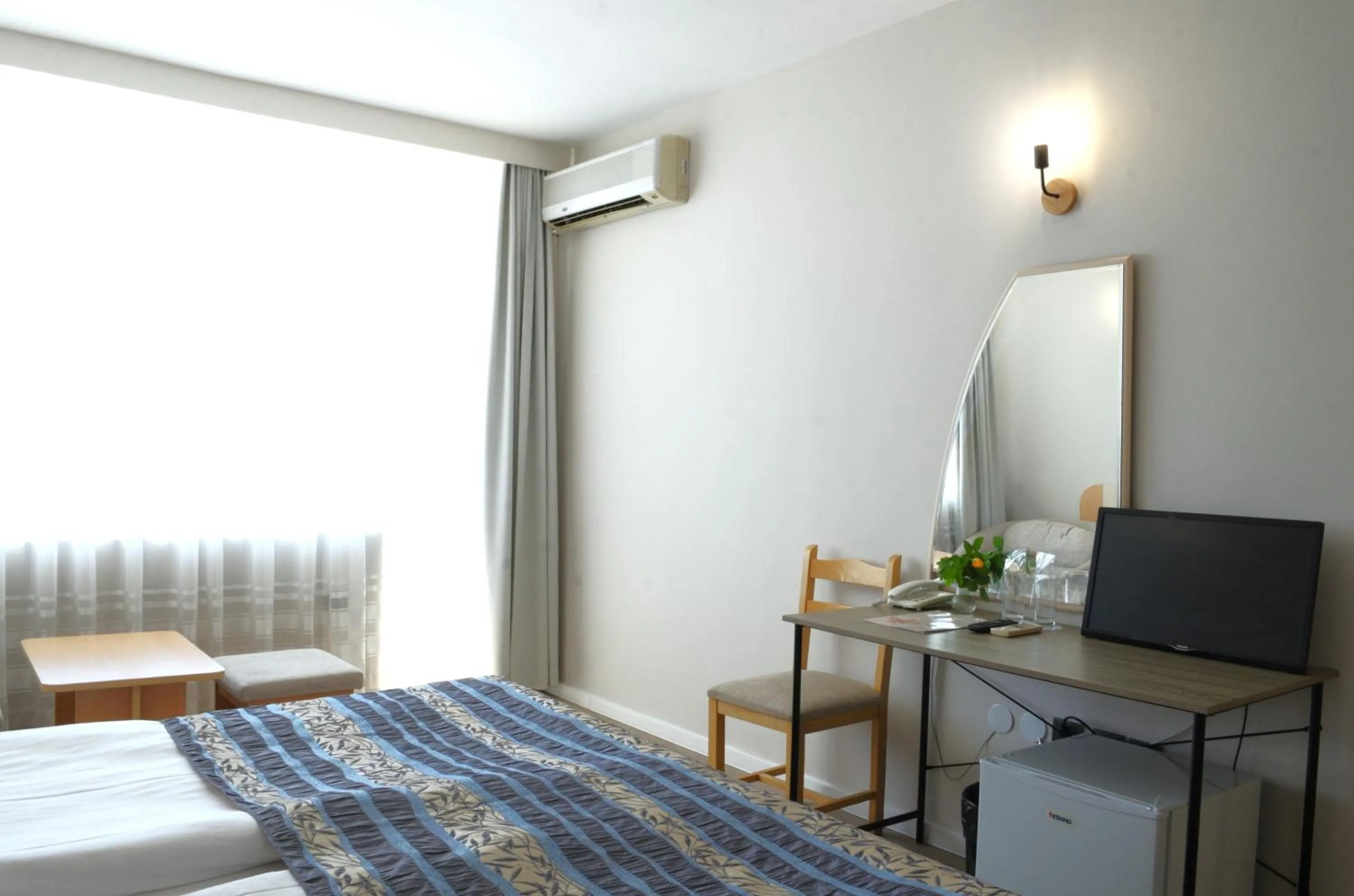 Photo of the whole room, Bed in Hotel Oasis - Beach Access