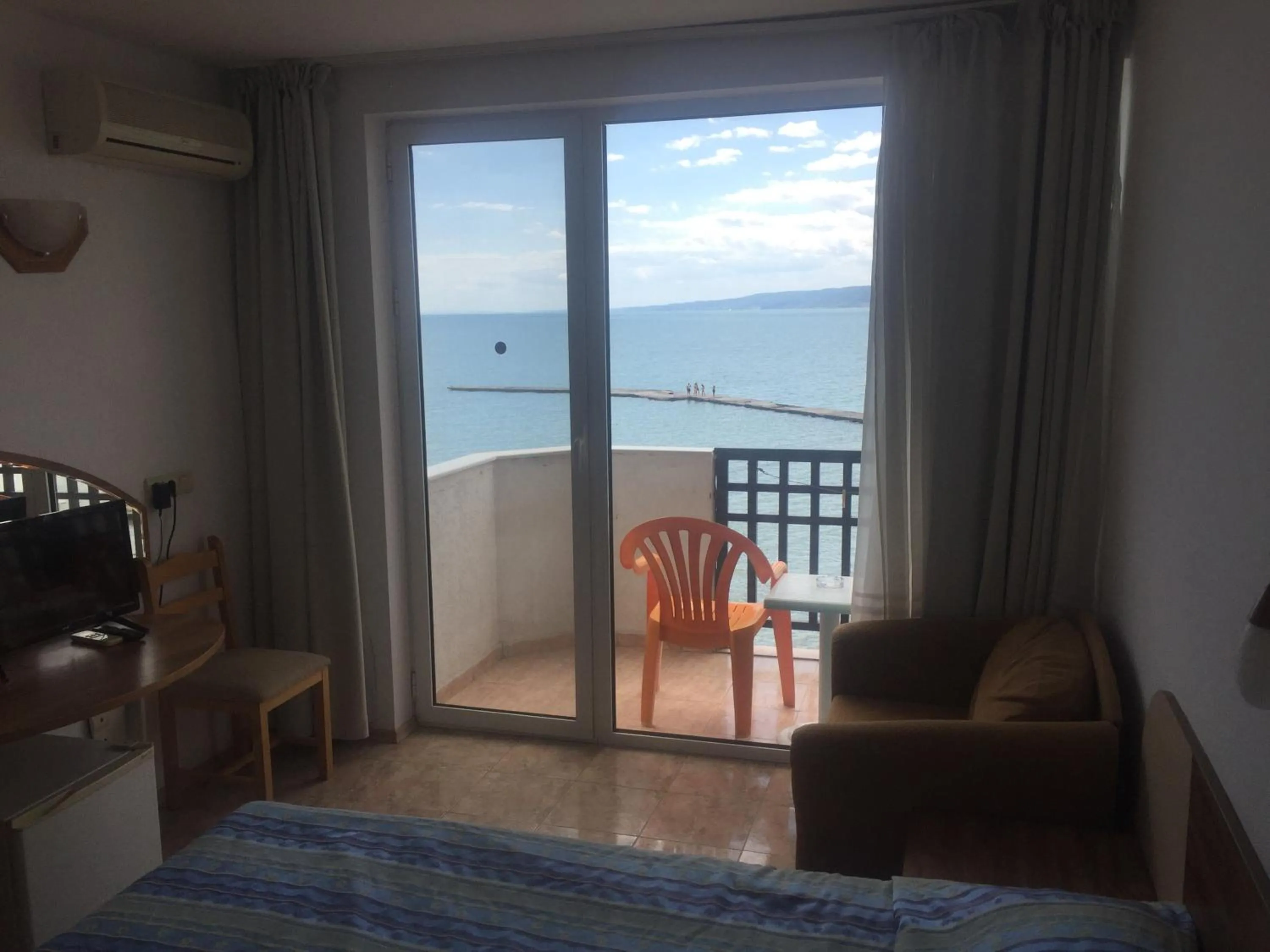 Balcony/Terrace, Bed in Hotel Oasis - Beach Access