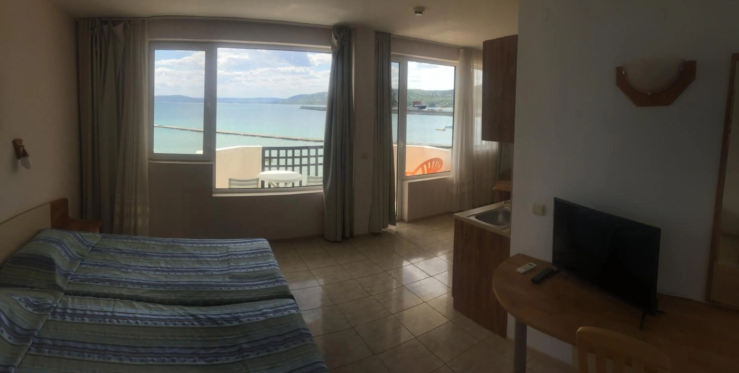 Bed in Hotel Oasis - Beach Access