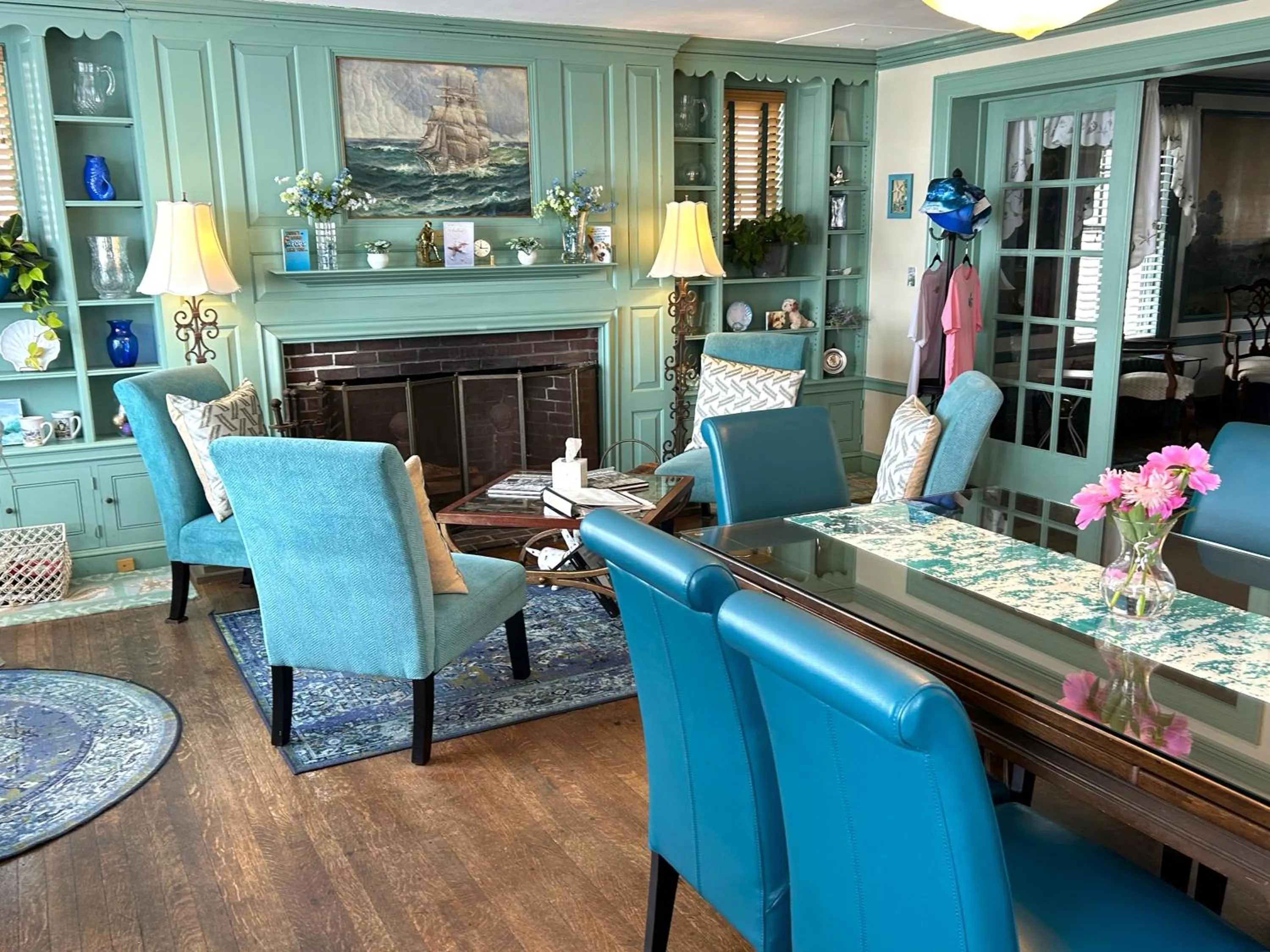 Living room in Harborview Inn