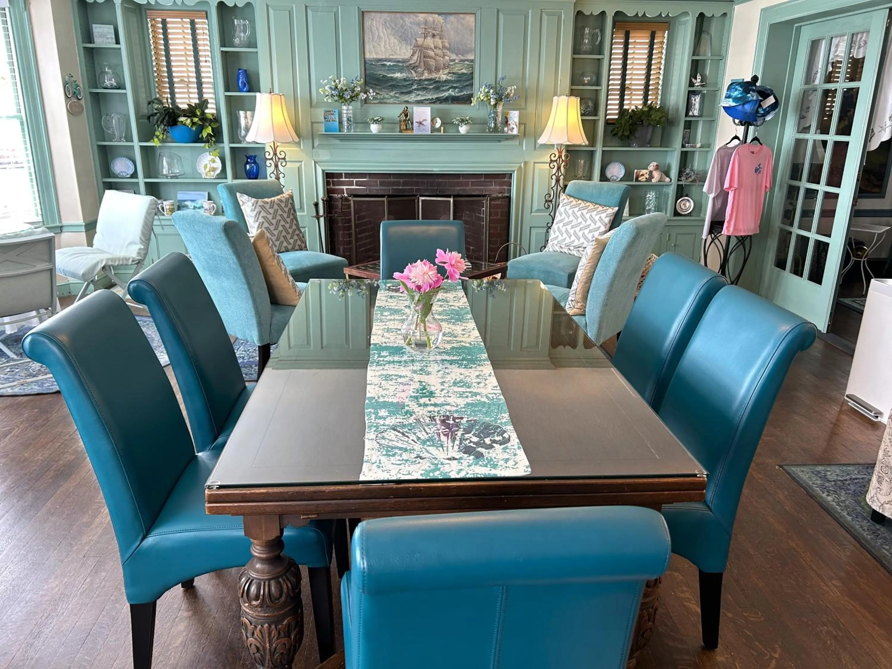 Seating area in Harborview Inn