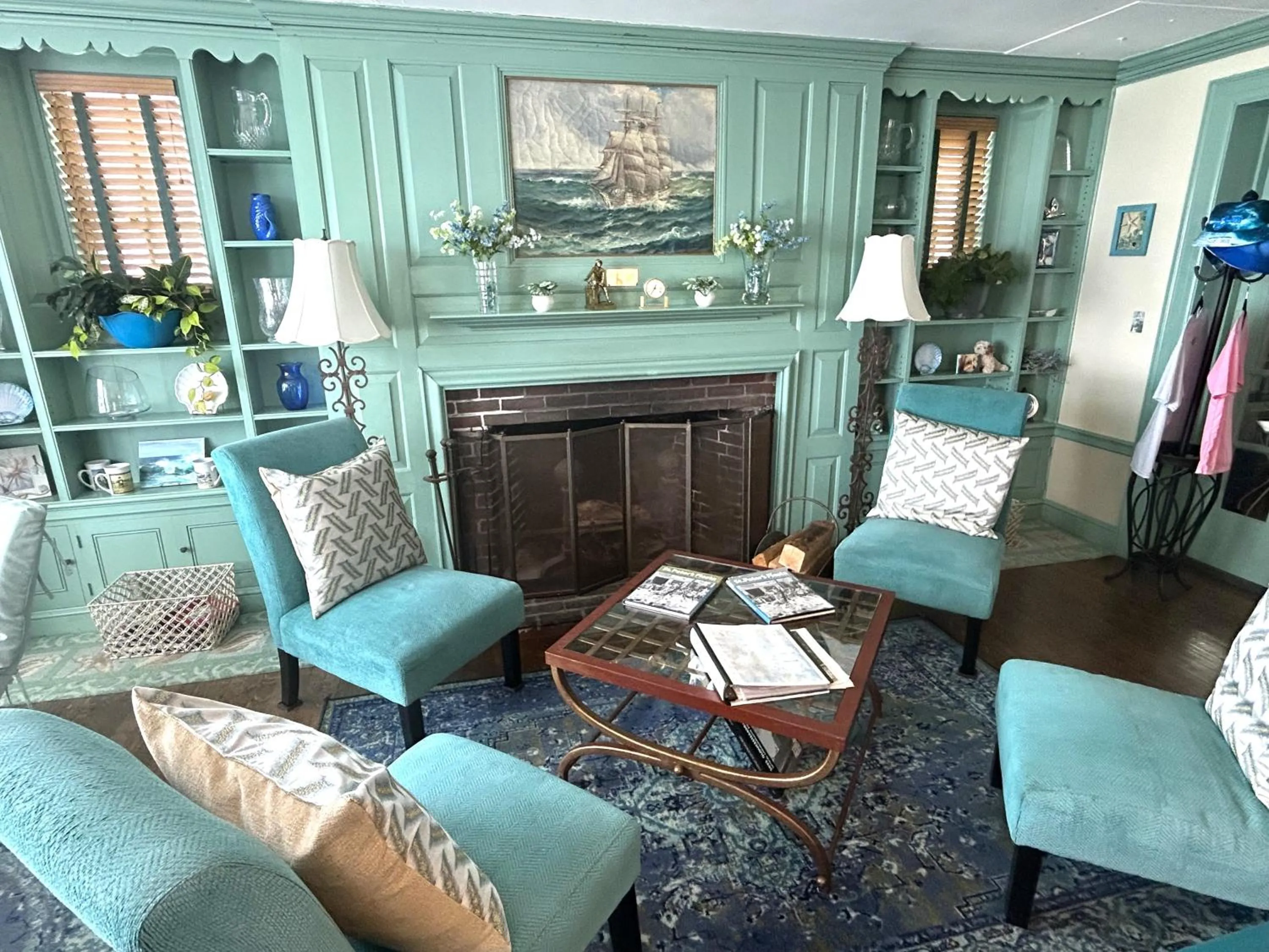 Seating area in Harborview Inn
