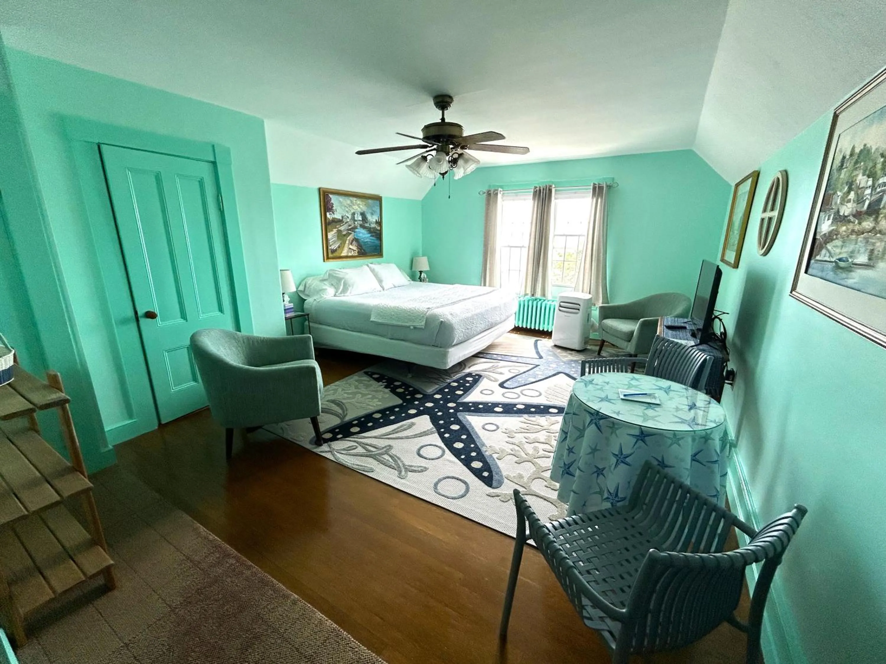 Photo of the whole room, Bed in Harborview Inn