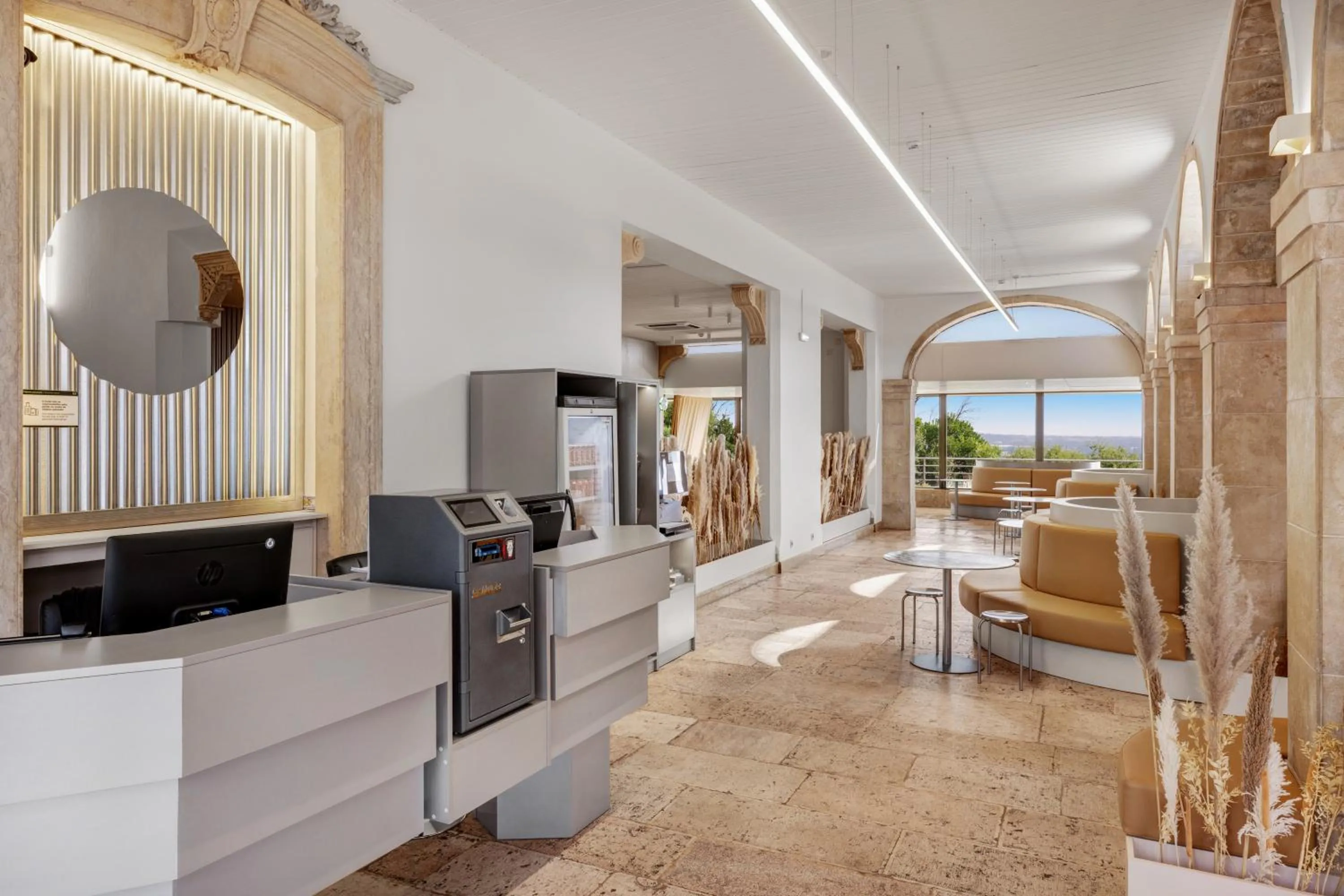 Lobby or reception in B&B HOTEL Sado Setúbal