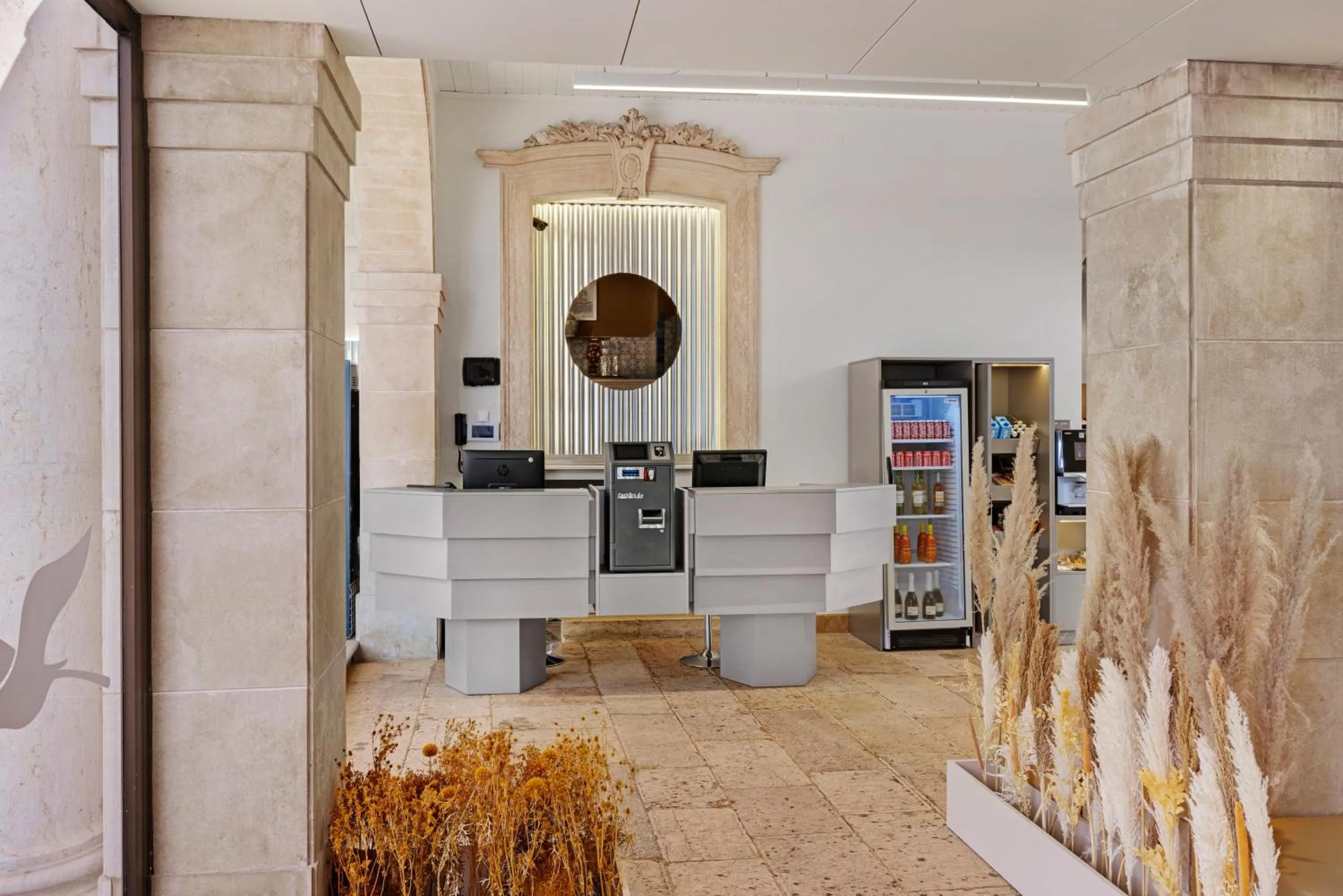 Lobby or reception in B&B HOTEL Sado Setúbal