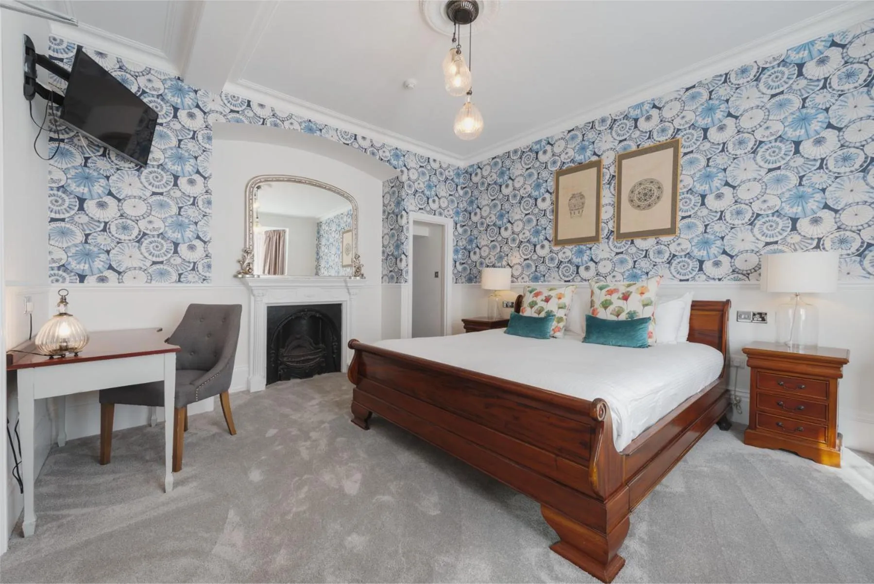 Bed in Florence Suite Boutique Hotel and Restaurant