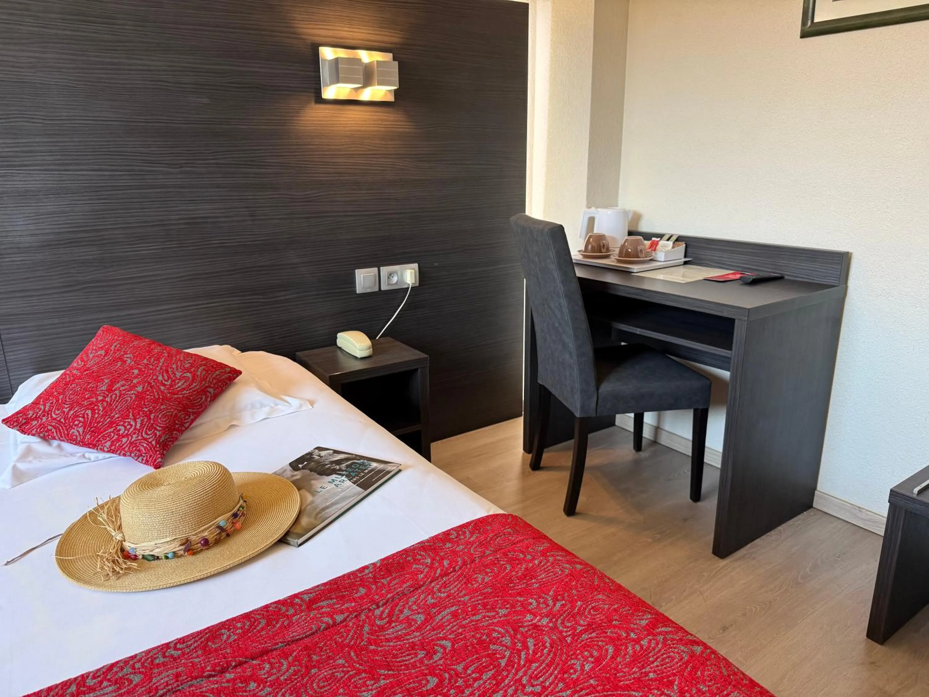 Photo of the whole room, Bed in Le Cheval Blanc