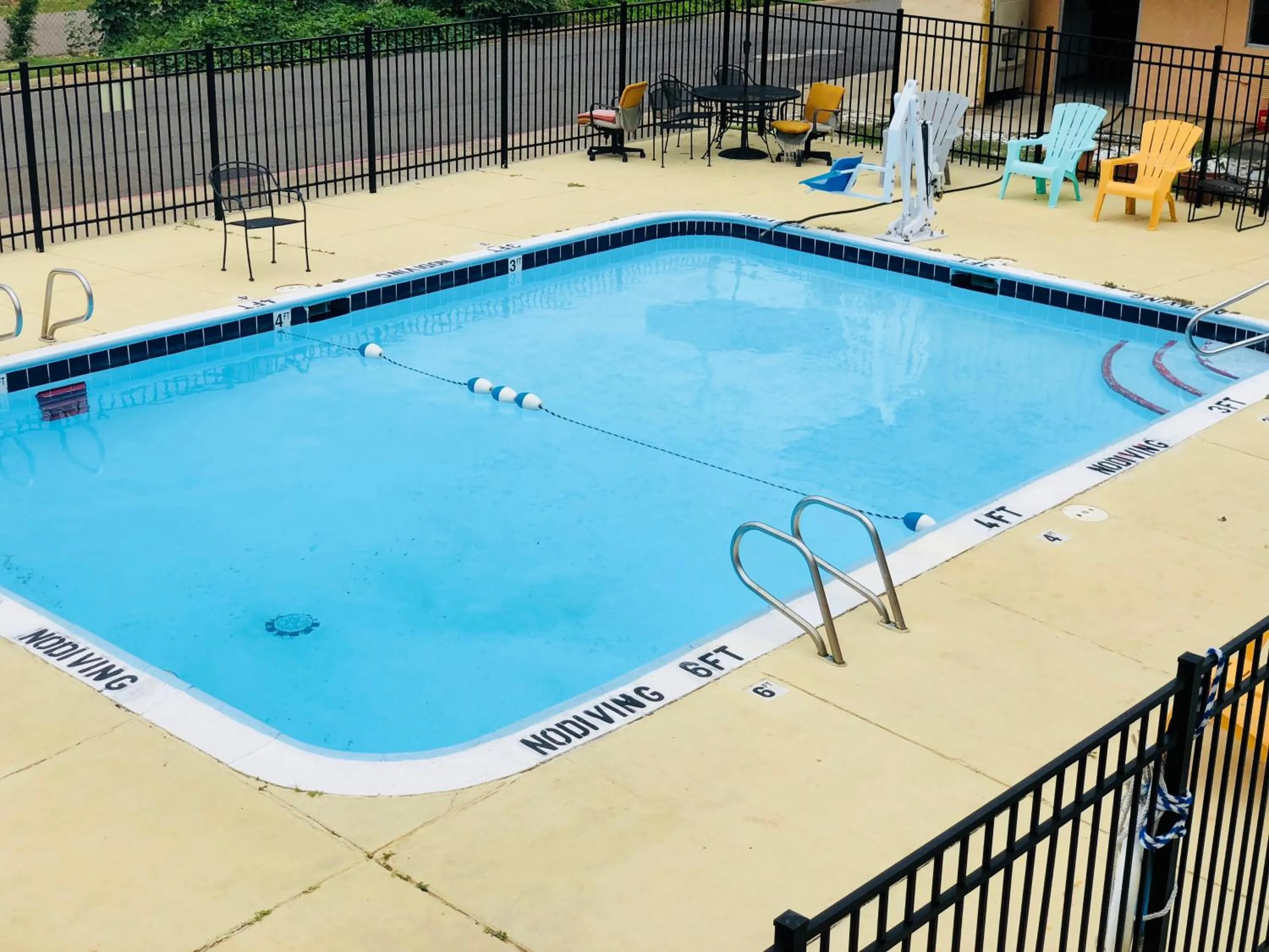 Swimming pool in Country Host Inn