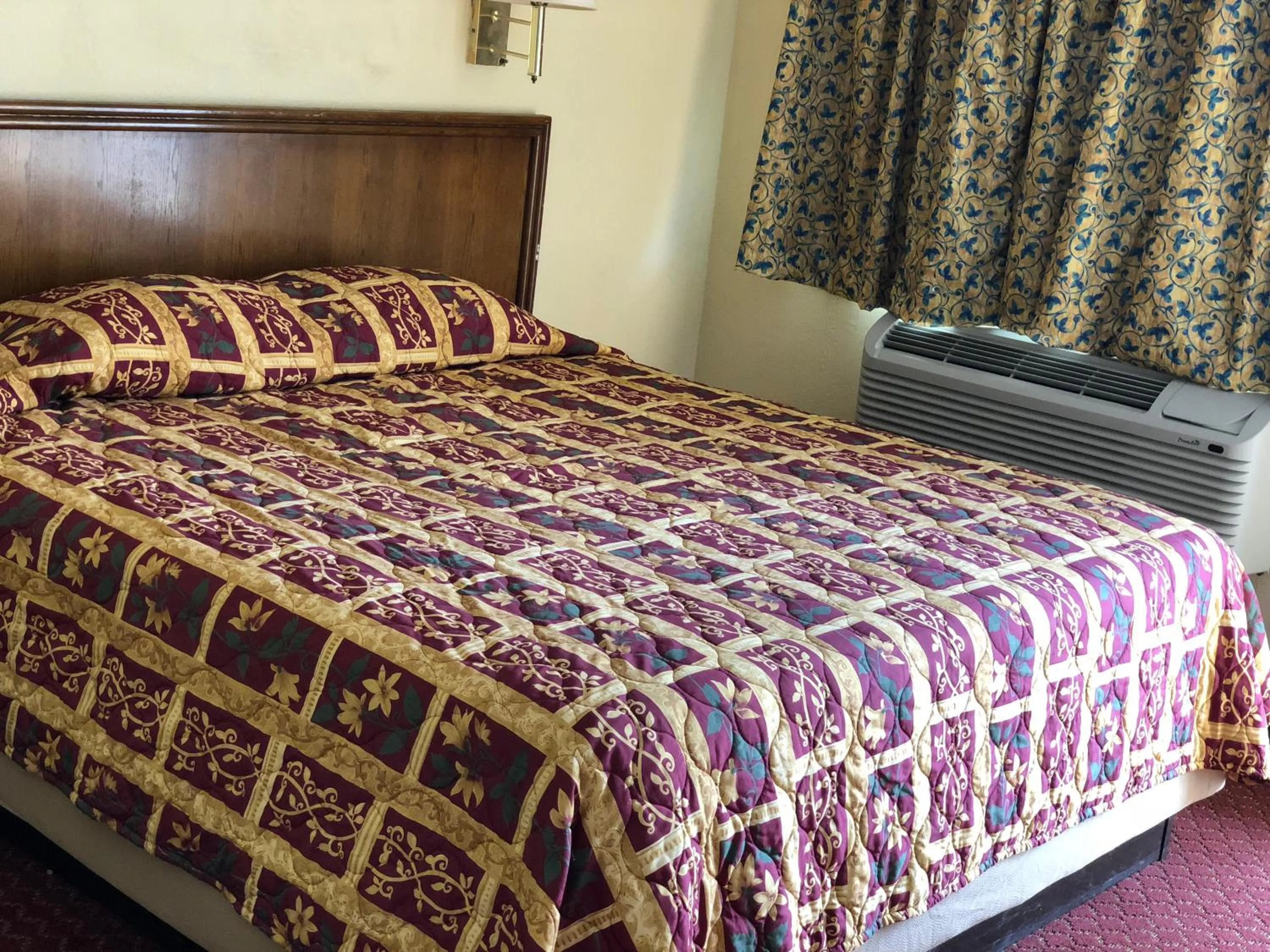 Bedroom, Bed in Country Host Inn