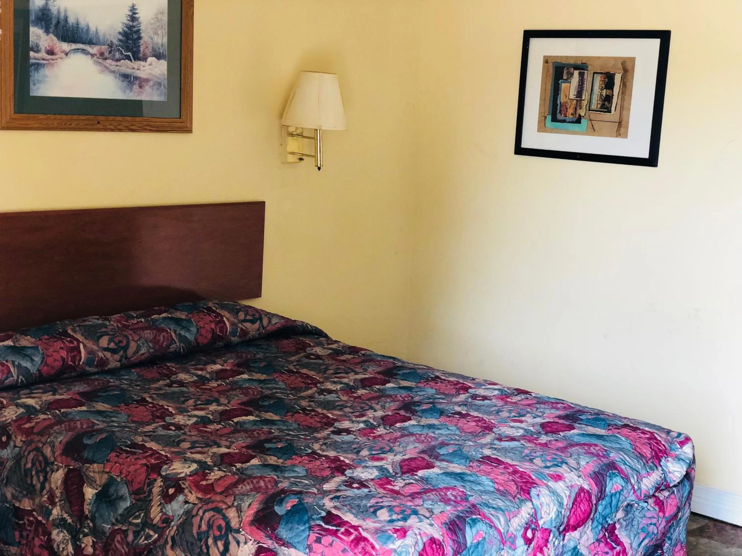 Bedroom, Bed in Country Host Inn