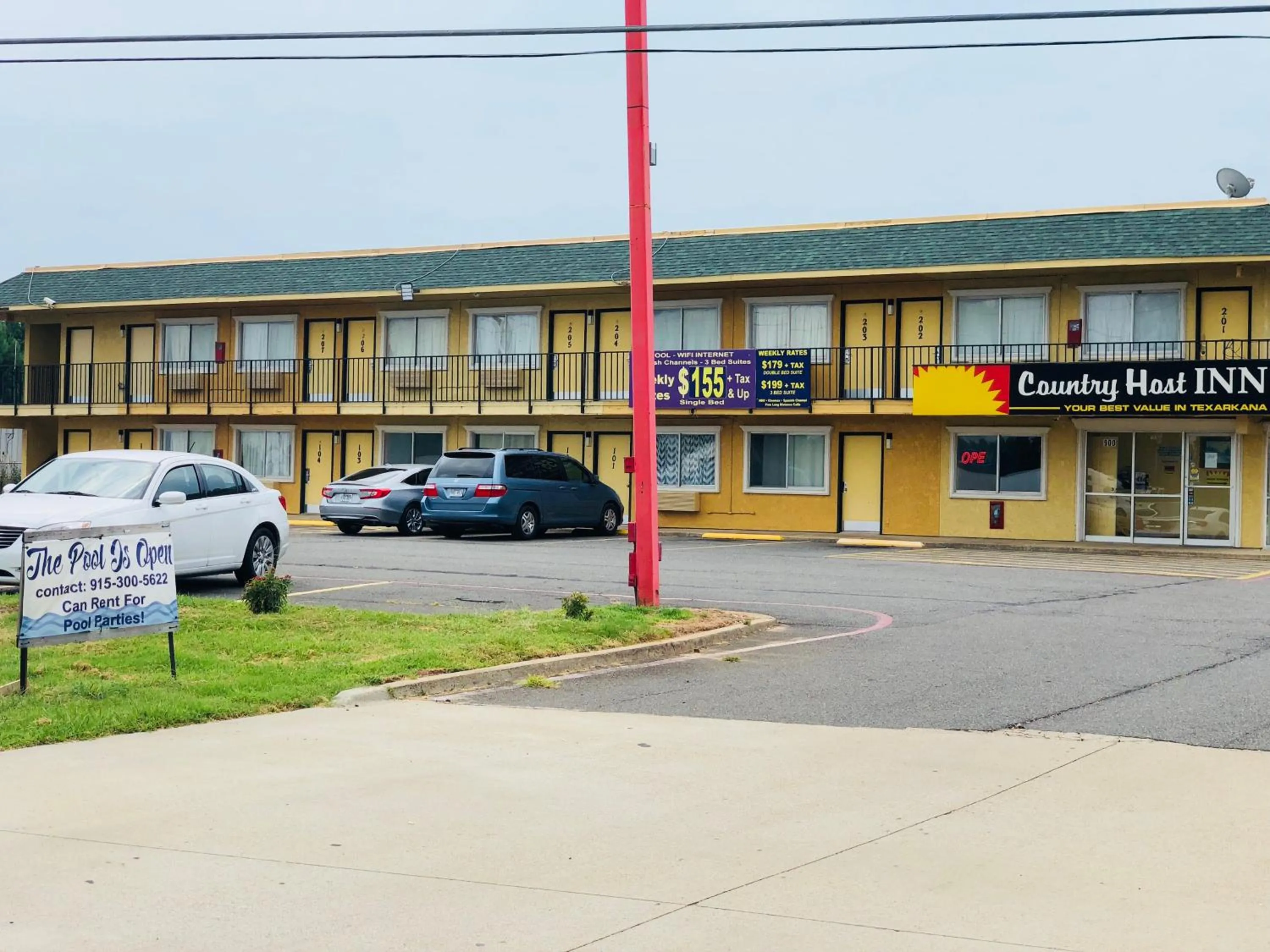 Facade/entrance in Country Host Inn