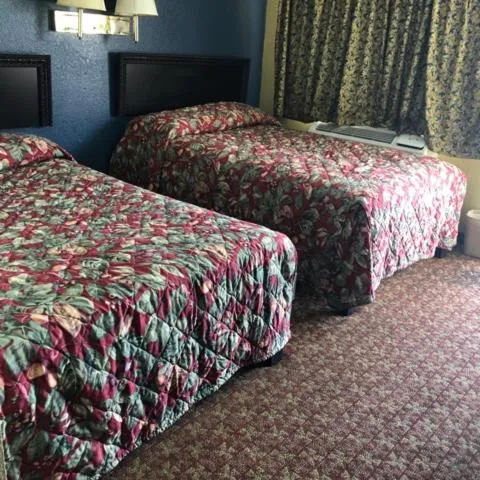 Bedroom, Bed in Country Host Inn