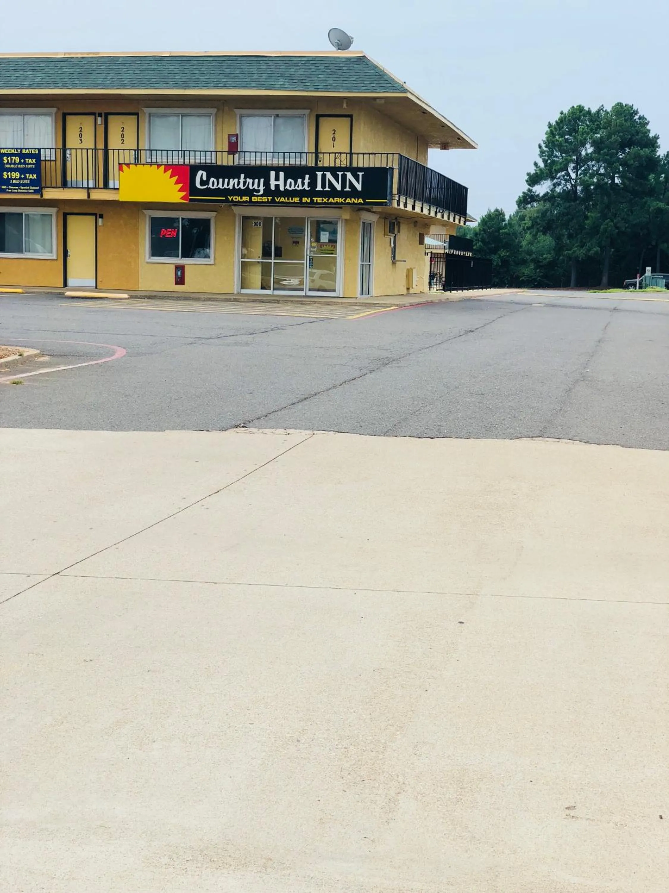 Facade/entrance in Country Host Inn