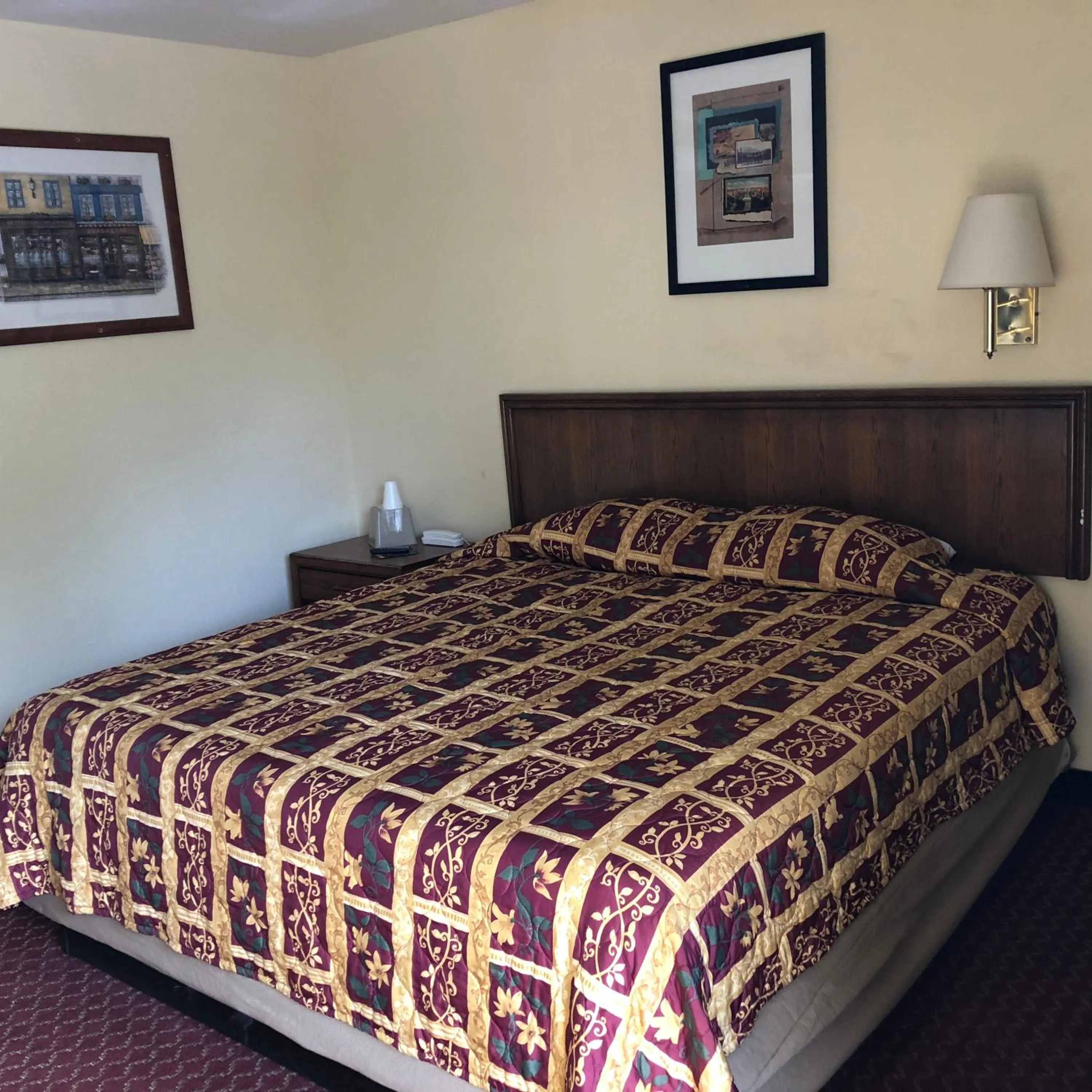 Bedroom, Bed in Country Host Inn