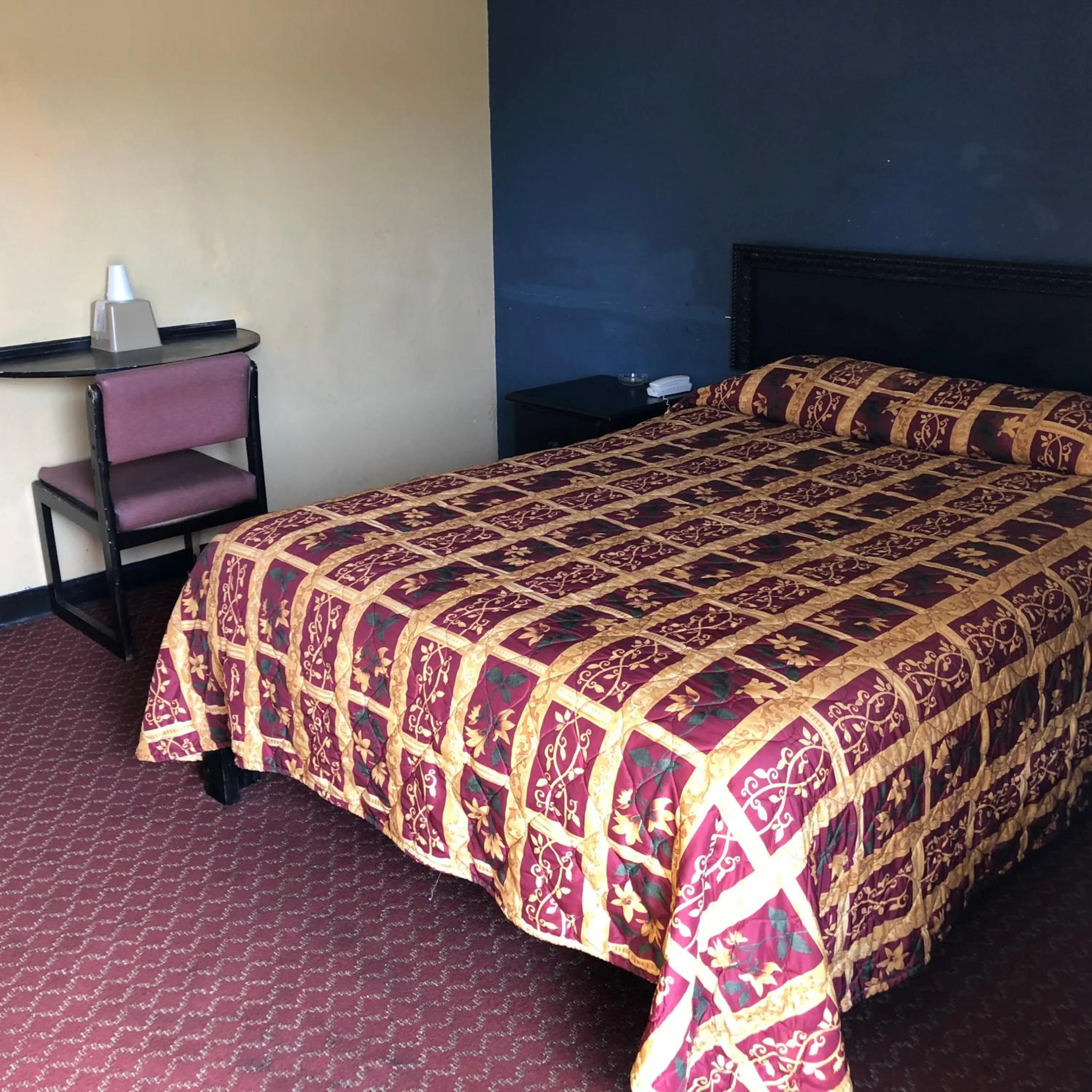 Bedroom, Bed in Country Host Inn