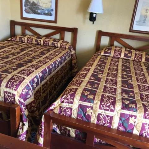 Bedroom, Bed in Country Host Inn