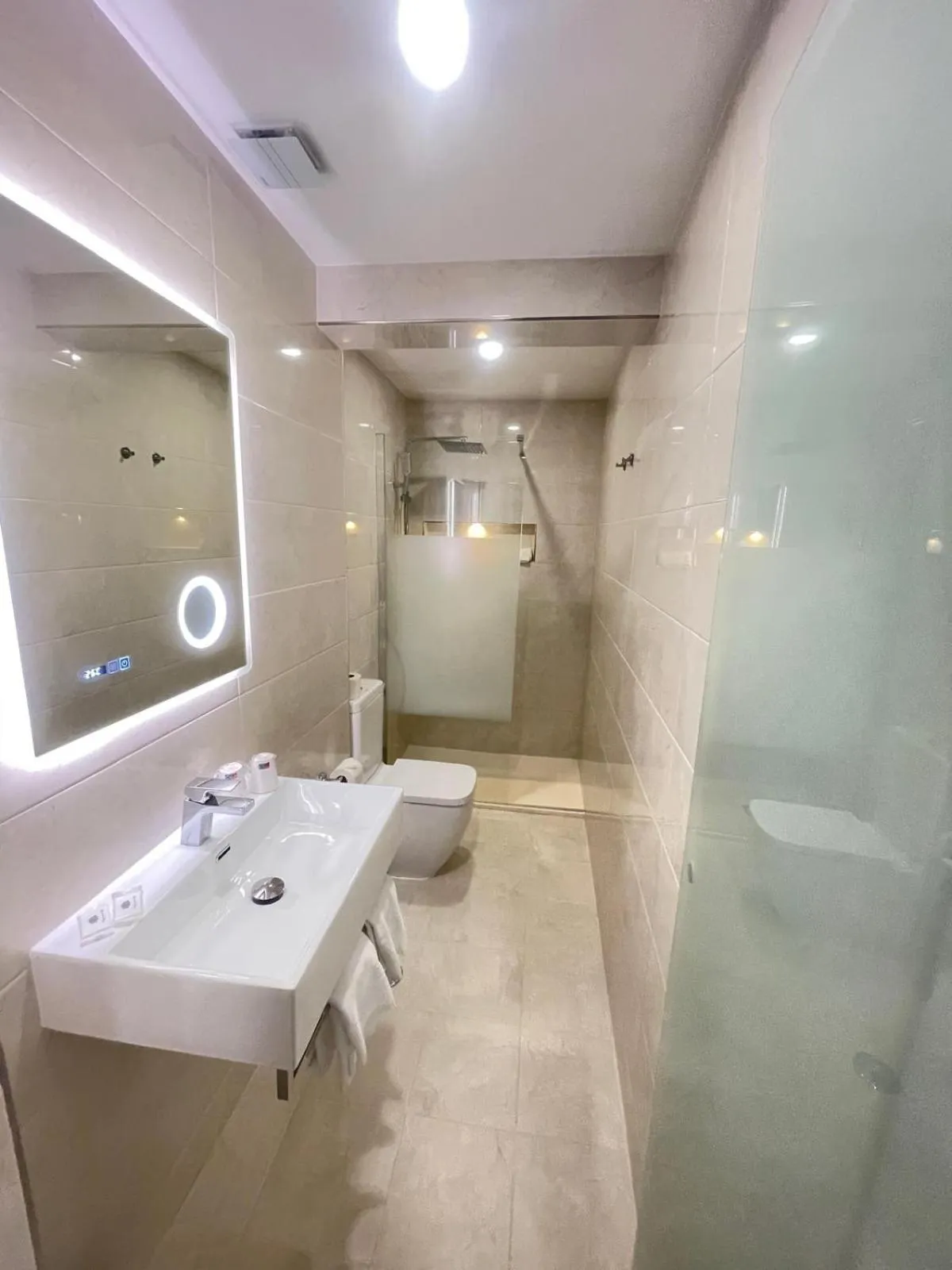 Shower in Hotel Flamingo