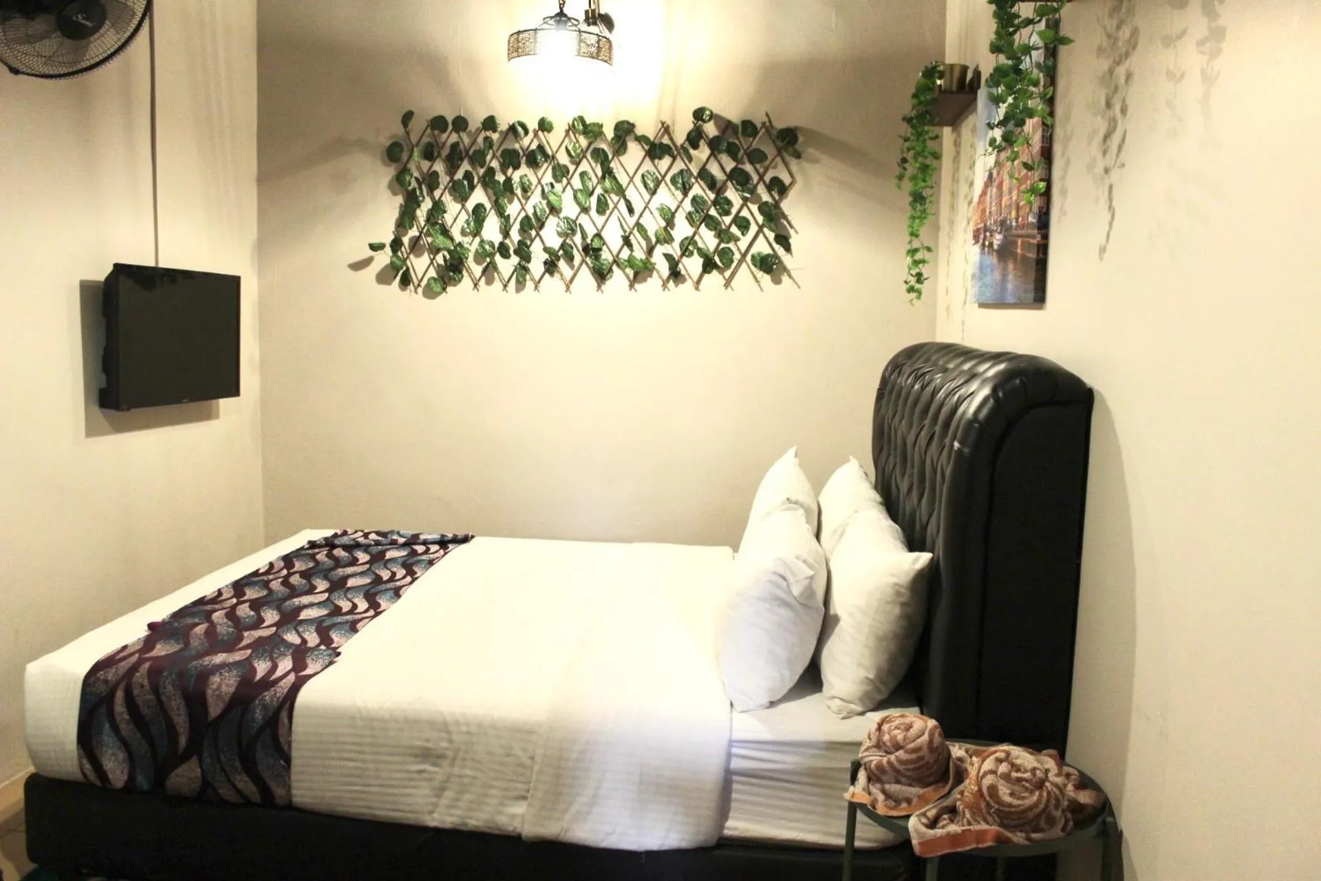 Bed in Ghazrin's Garuda Hotel