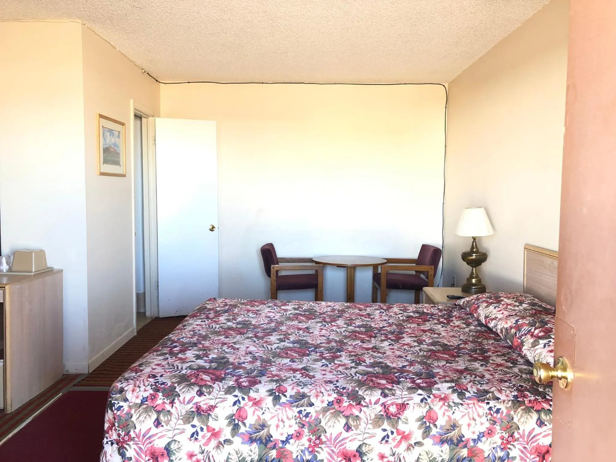 Bed in Deluxe Inn Motel