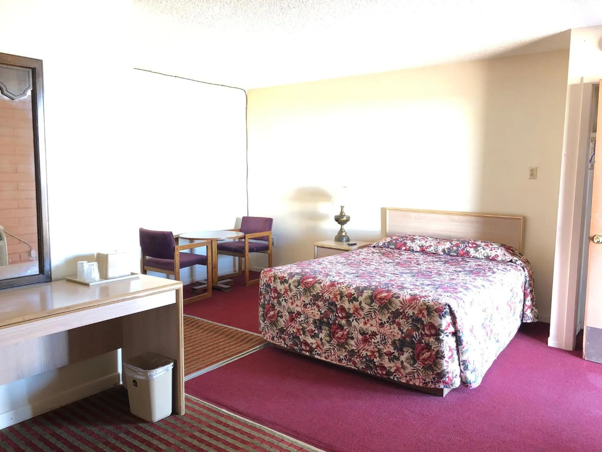 Bed in Deluxe Inn Motel